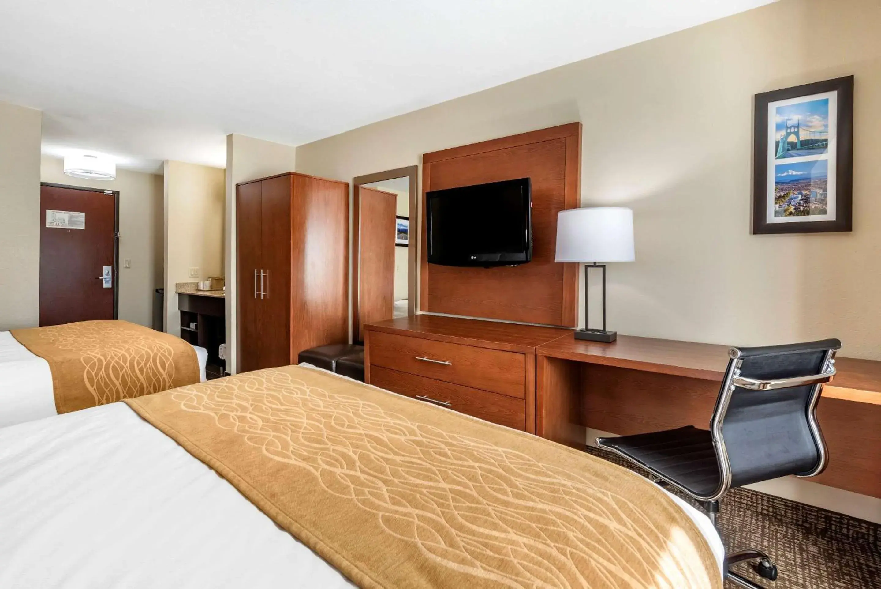 Photo of the whole room, TV/Entertainment Center in Comfort Inn Portland near I-84 and I-205