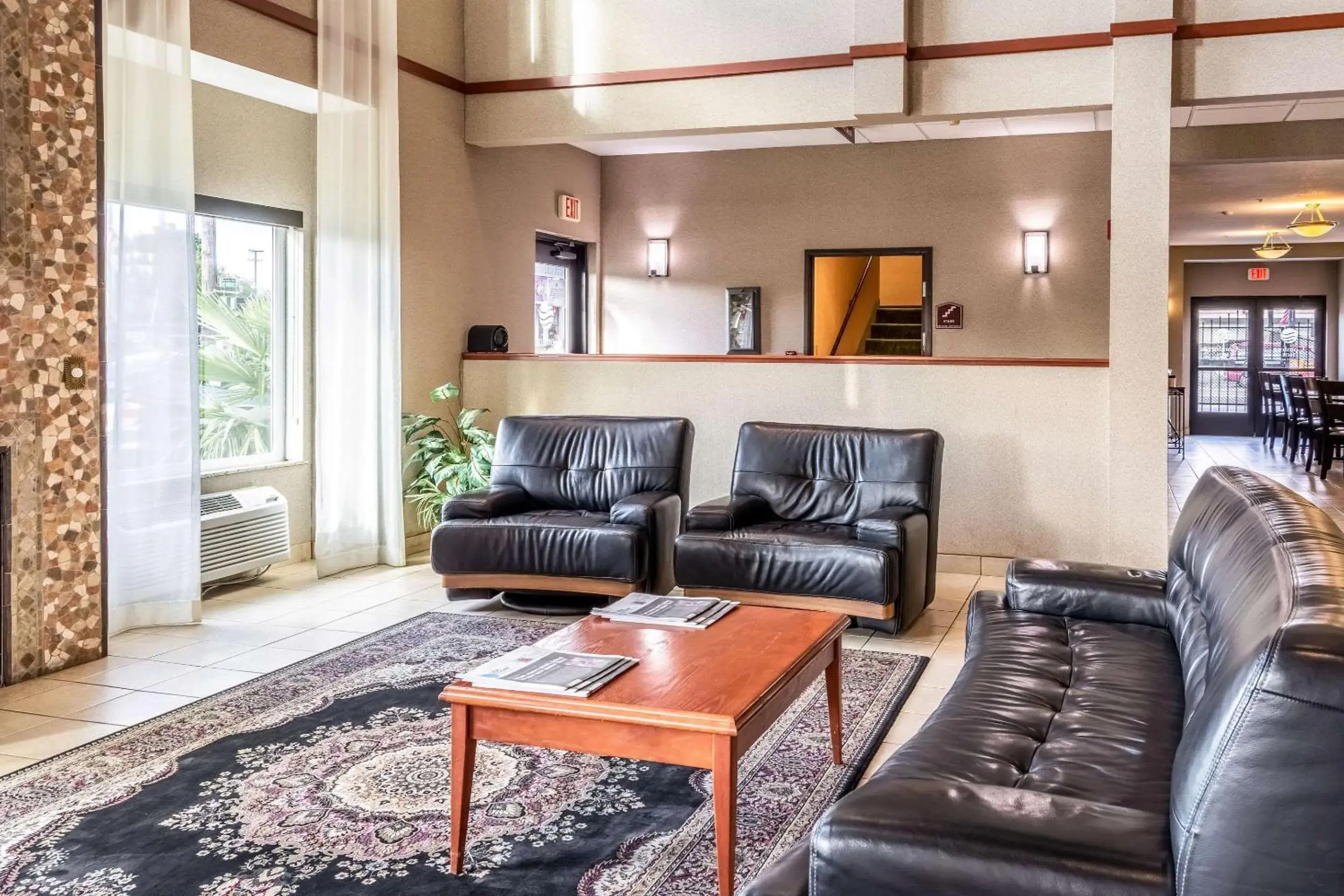 Lobby or reception, Seating Area in Comfort Inn Portland near I-84 and I-205