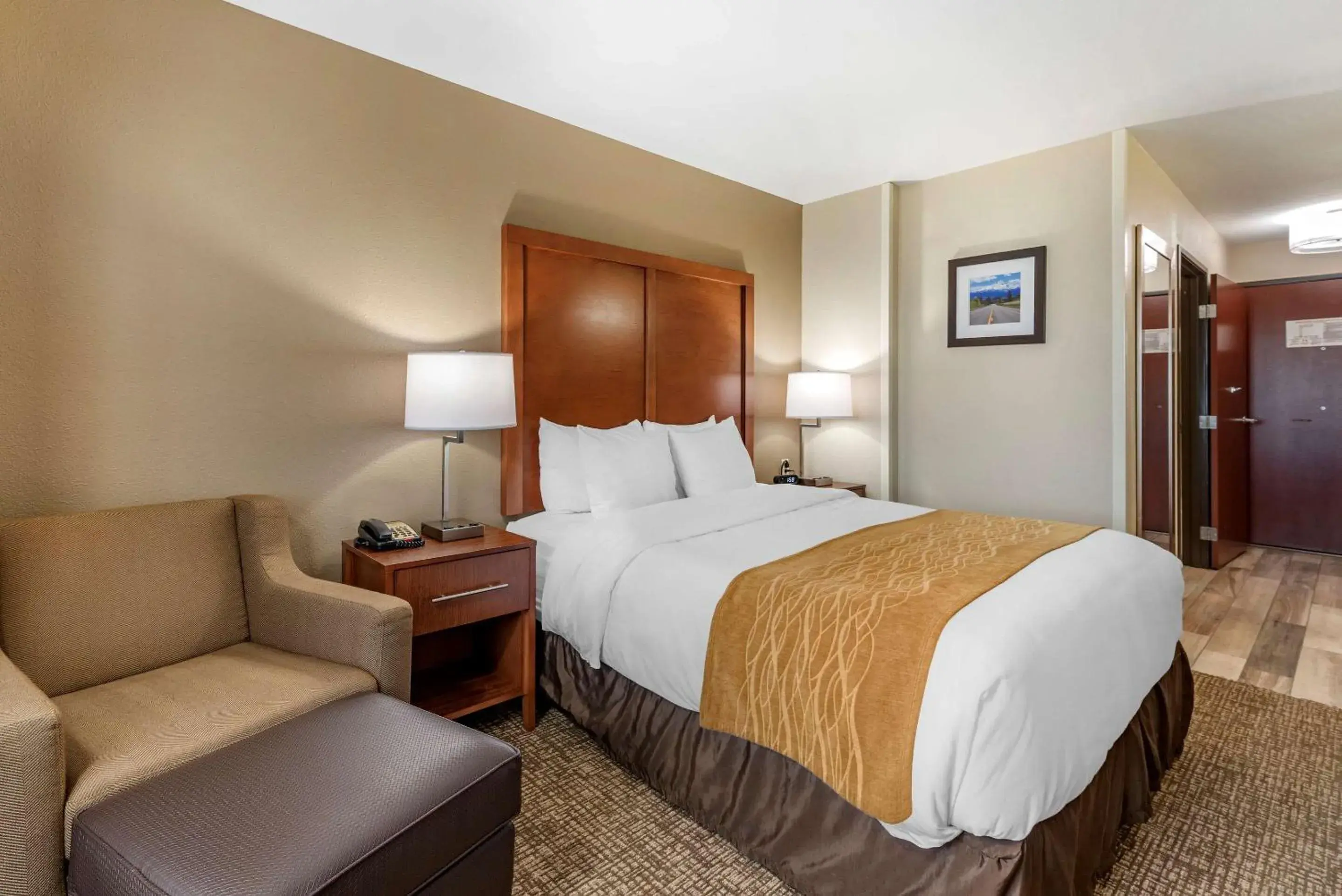 Photo of the whole room, Bed in Comfort Inn Portland near I-84 and I-205