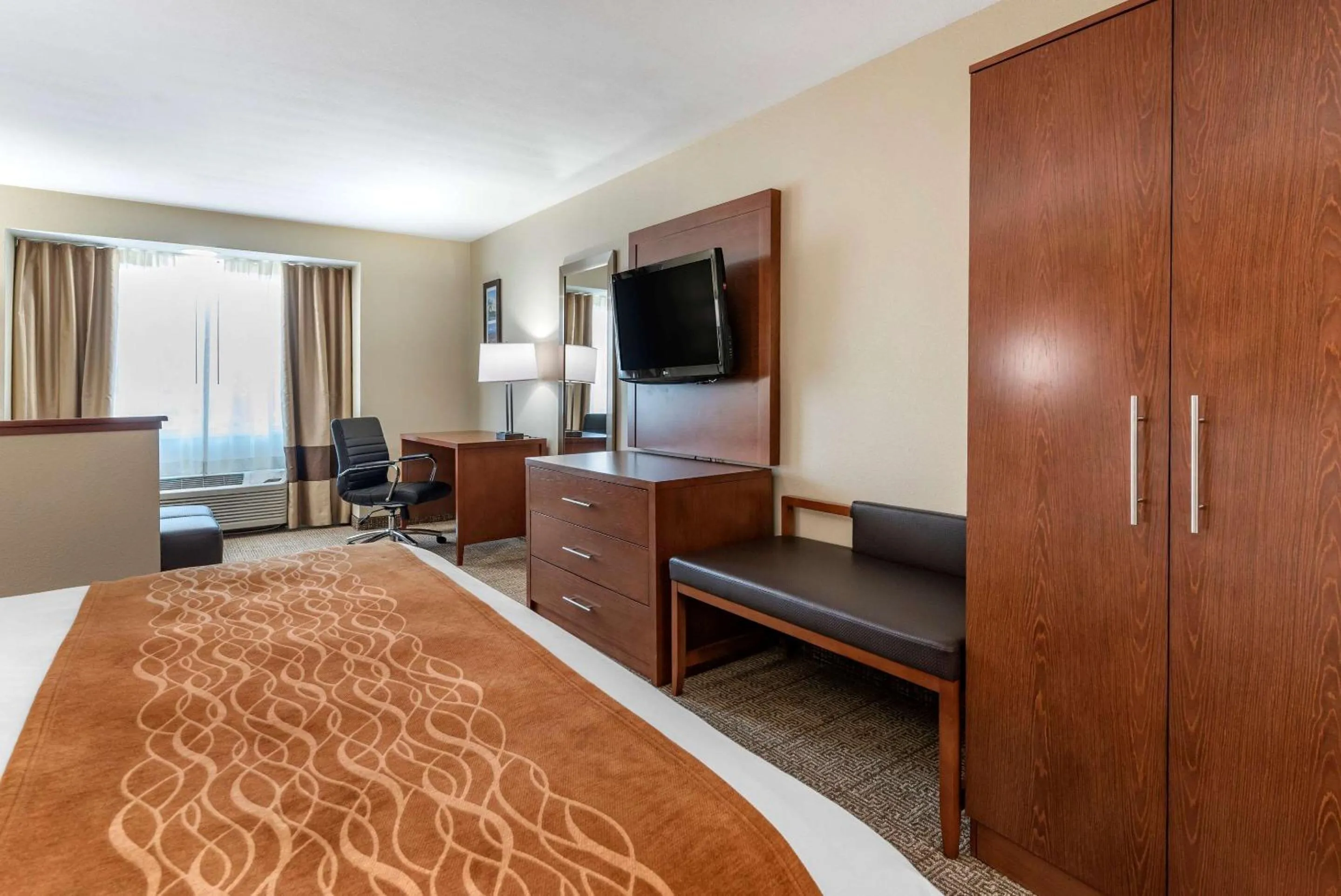 Photo of the whole room, TV/Entertainment Center in Comfort Inn Portland near I-84 and I-205
