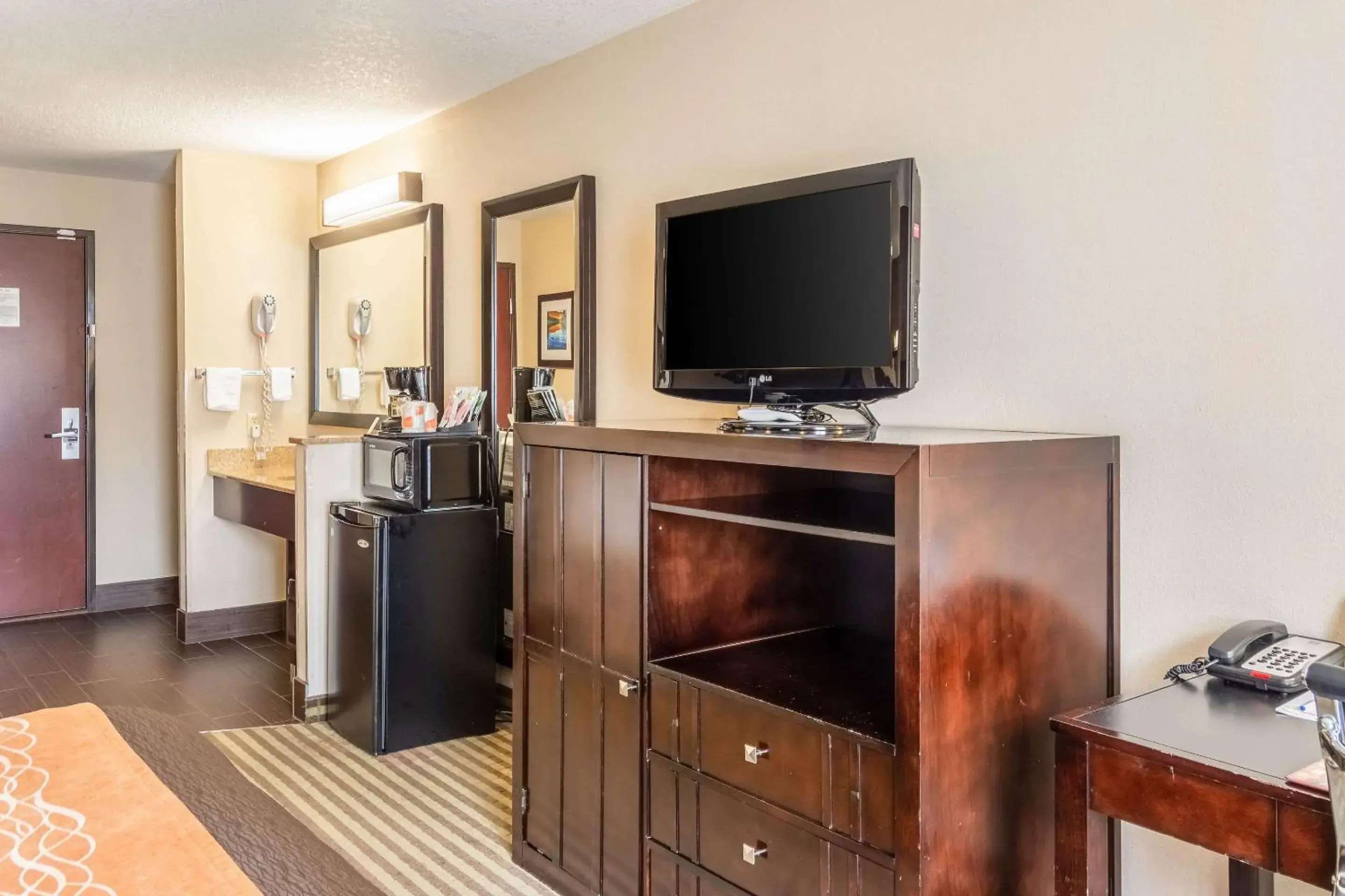 Photo of the whole room, TV/Entertainment Center in Comfort Inn Portland near I-84 and I-205