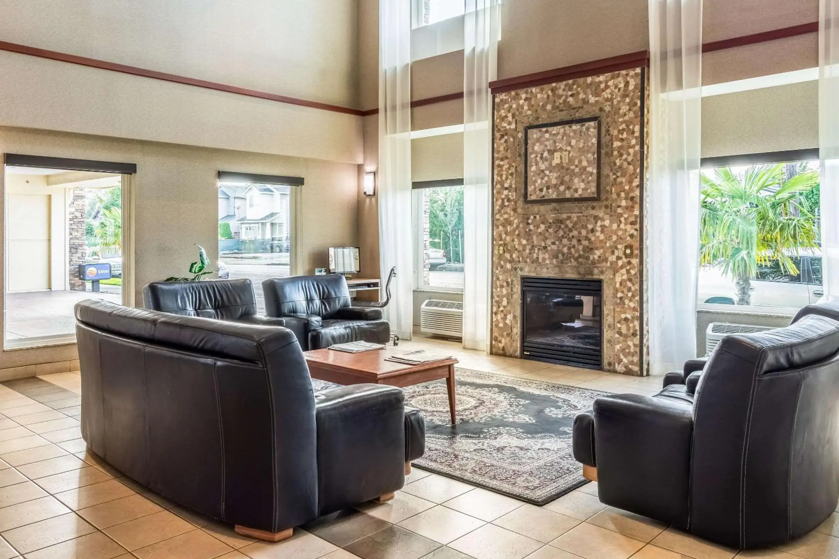 Lobby or reception, Seating Area in Comfort Inn Portland near I-84 and I-205