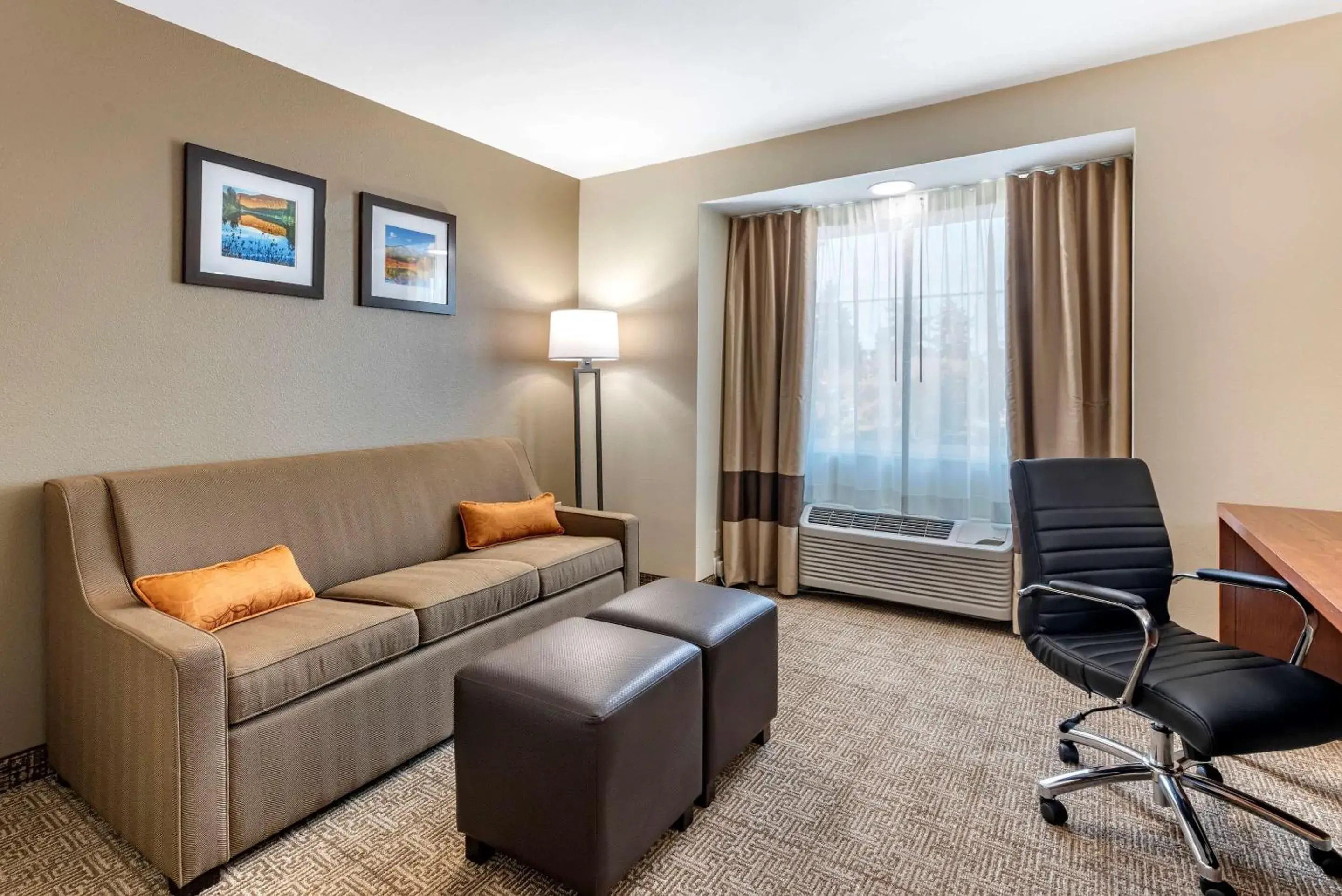 Photo of the whole room, Seating Area in Comfort Inn Portland near I-84 and I-205