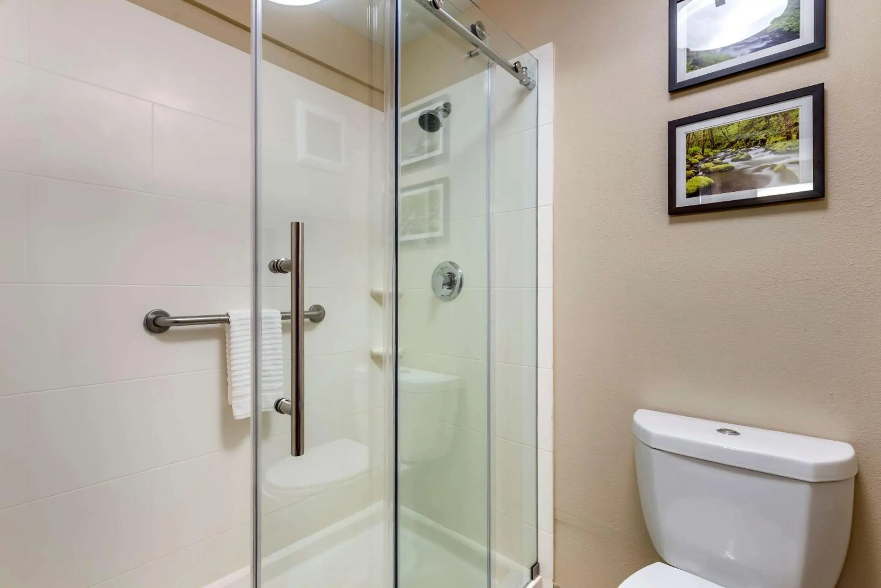 Photo of the whole room, Bathroom in Comfort Inn Portland near I-84 and I-205