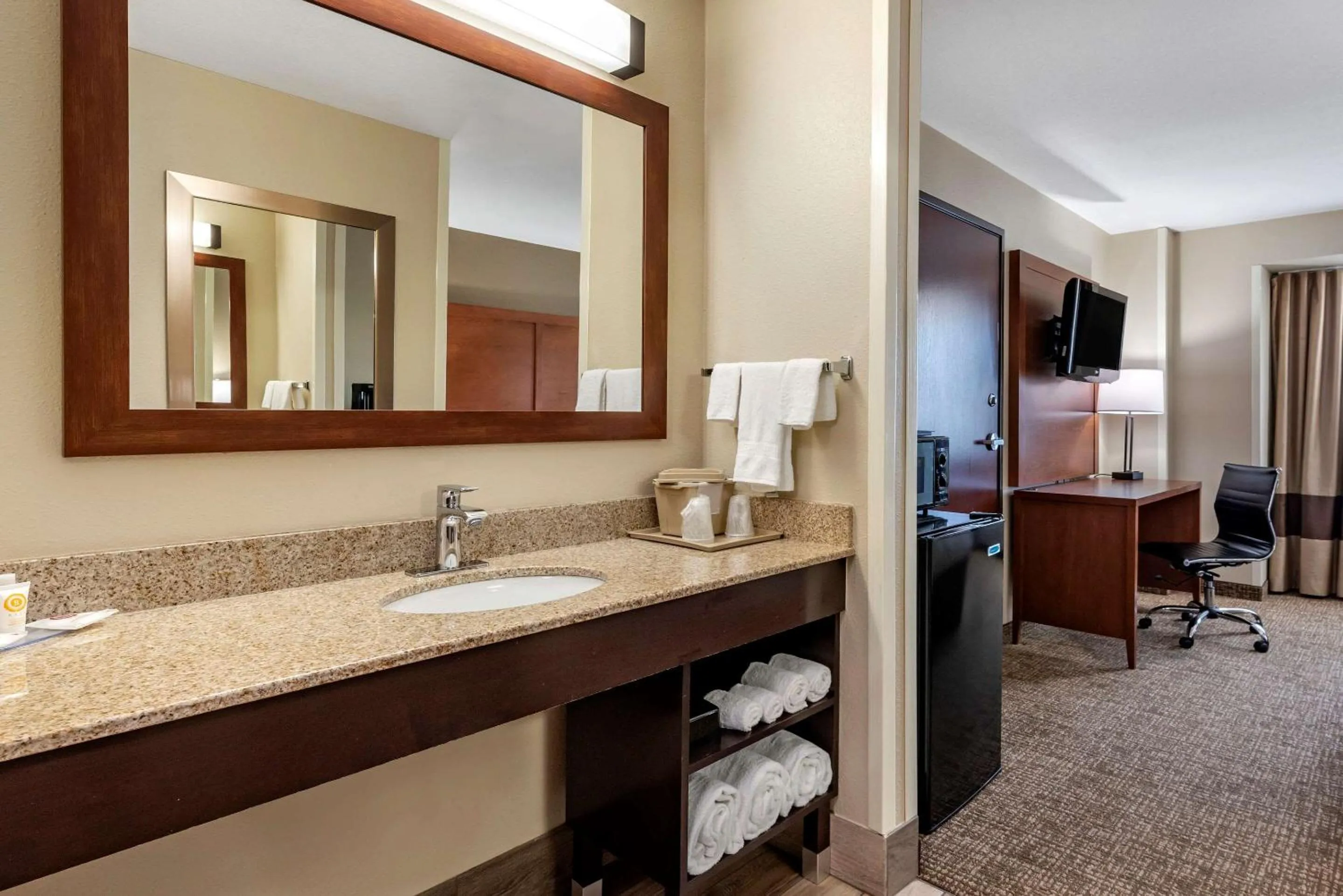 Photo of the whole room, Bathroom in Comfort Inn Portland near I-84 and I-205