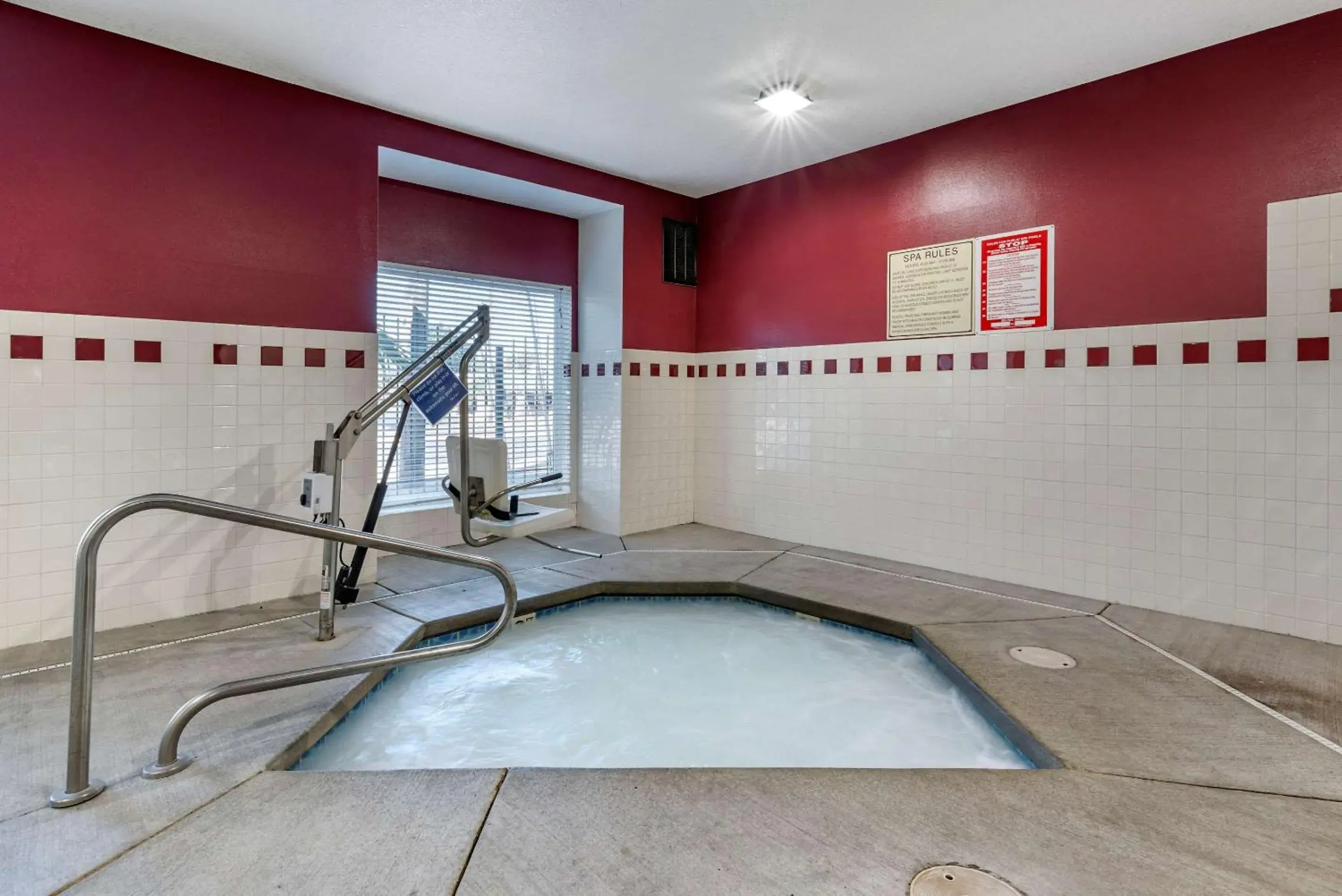 Activities, Swimming Pool in Comfort Inn Portland near I-84 and I-205