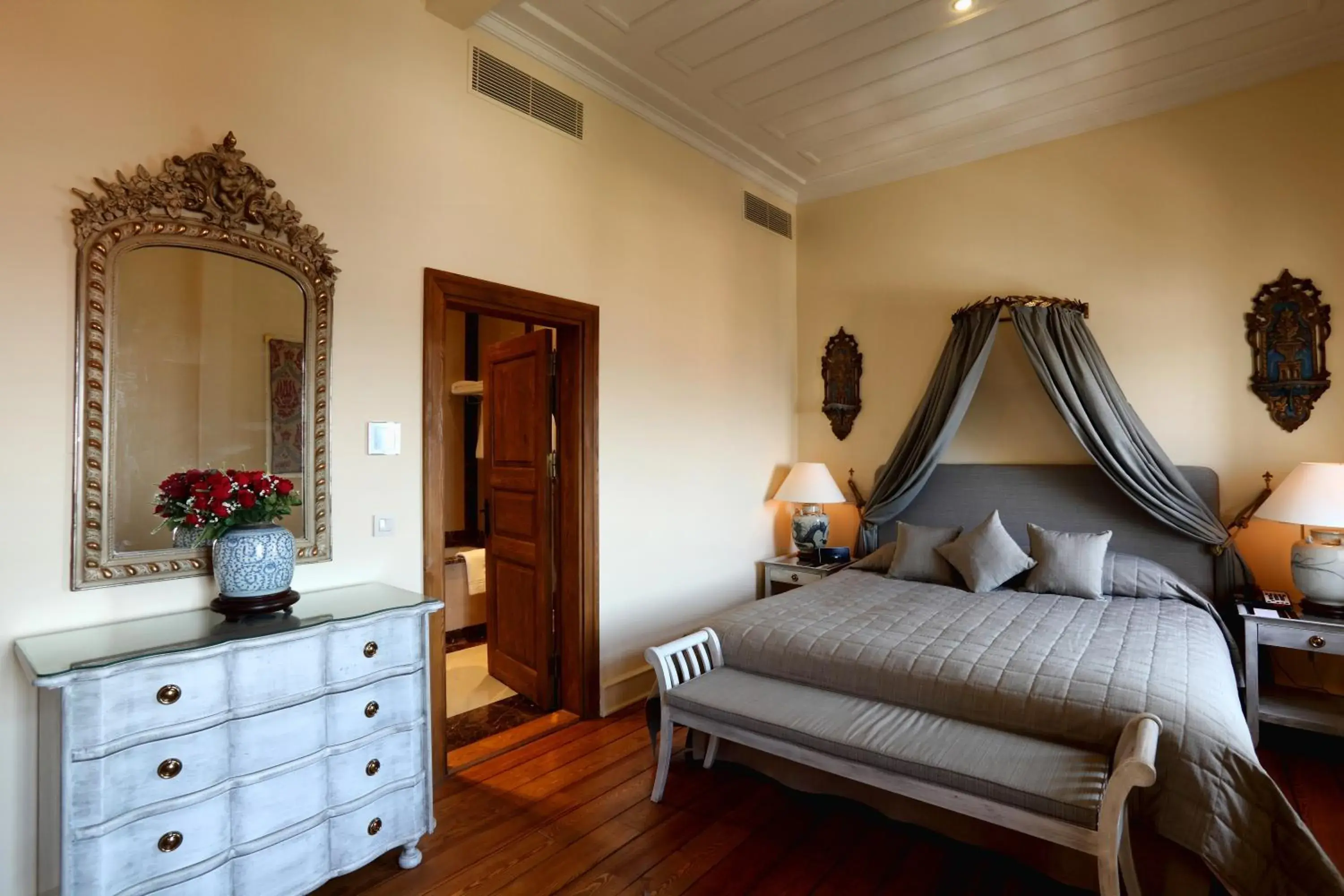 Bed in Divan Cukurhan Bed in Divan Cukurhan