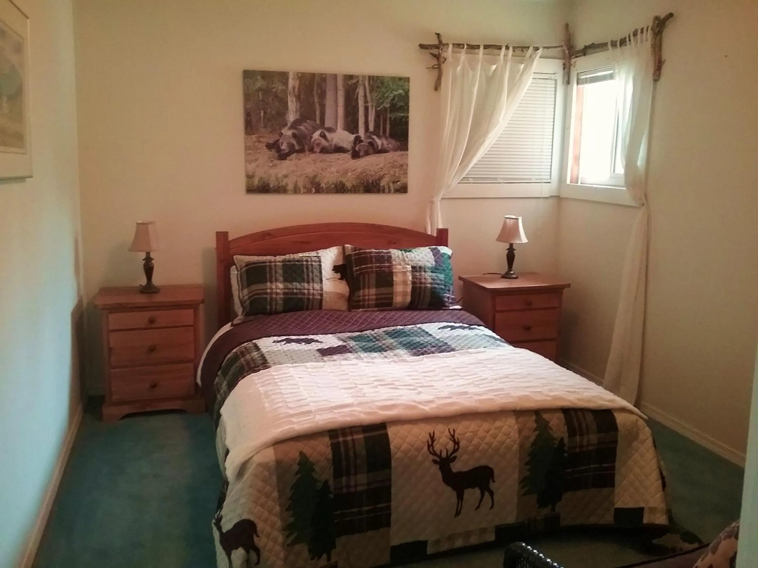 Photo of the whole room, Bed in Eagle Bear Lodge