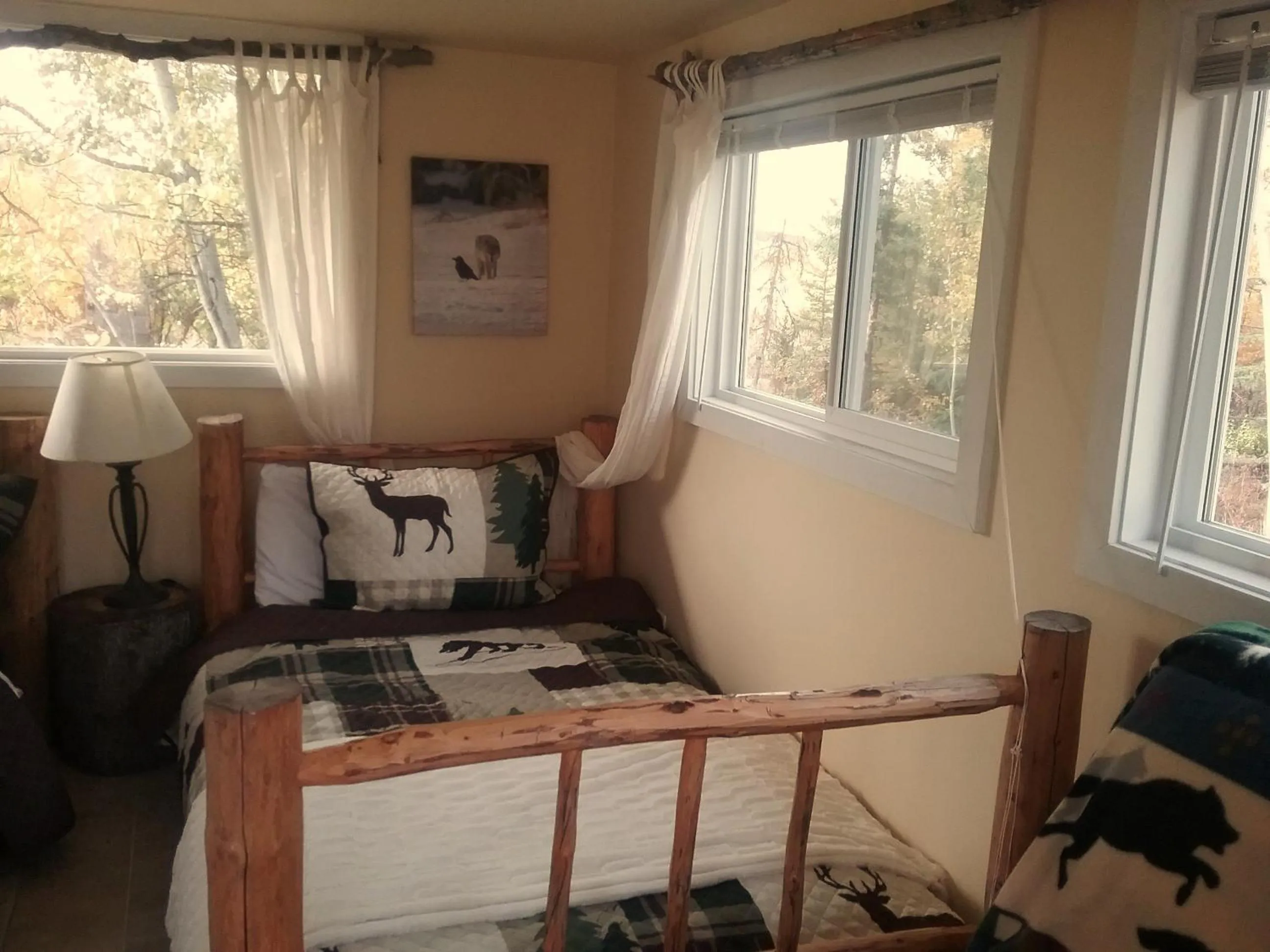 Photo of the whole room, Bed in Eagle Bear Lodge