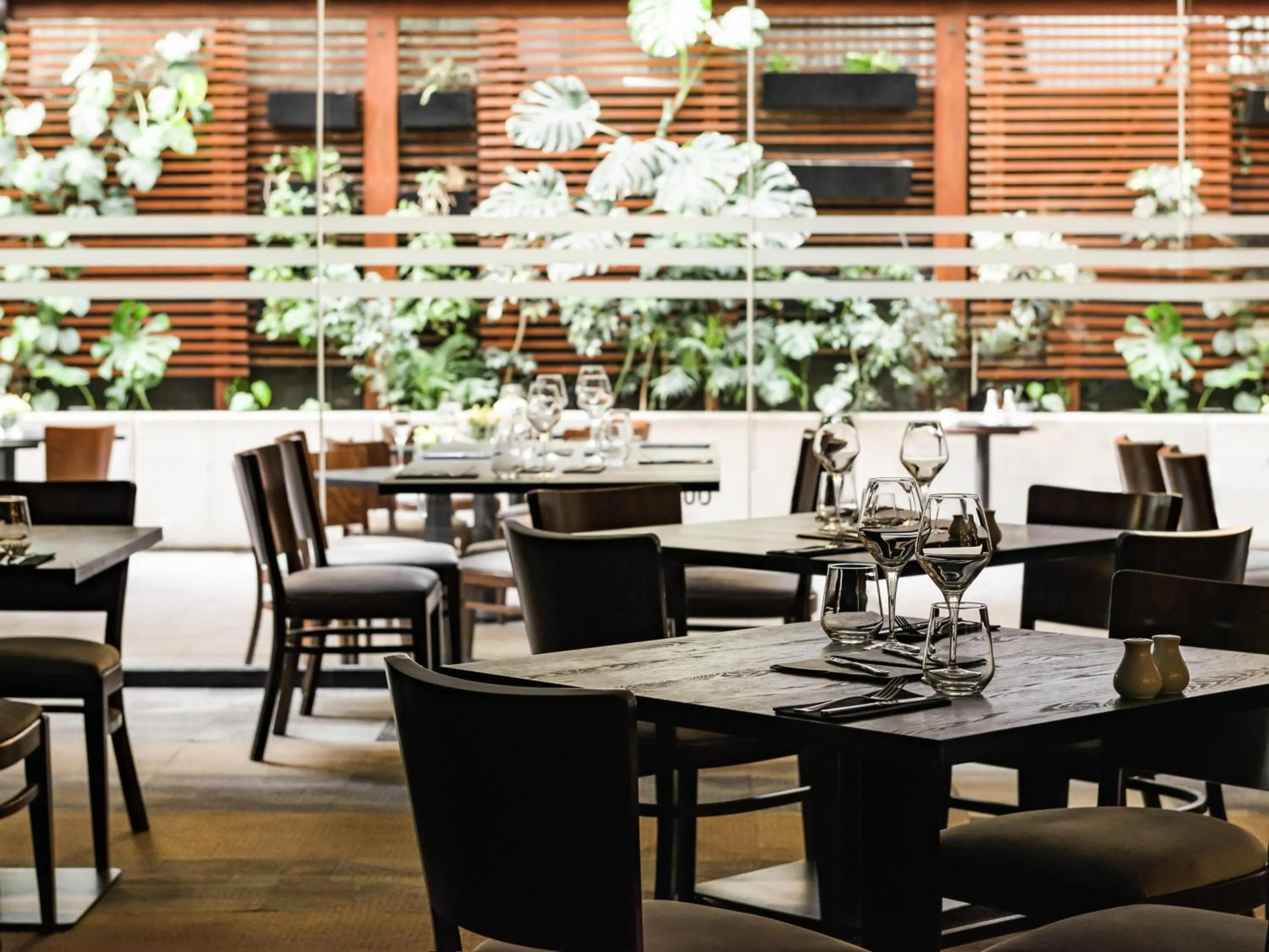 Restaurant/places to eat in Pullman Santiago El Bosque