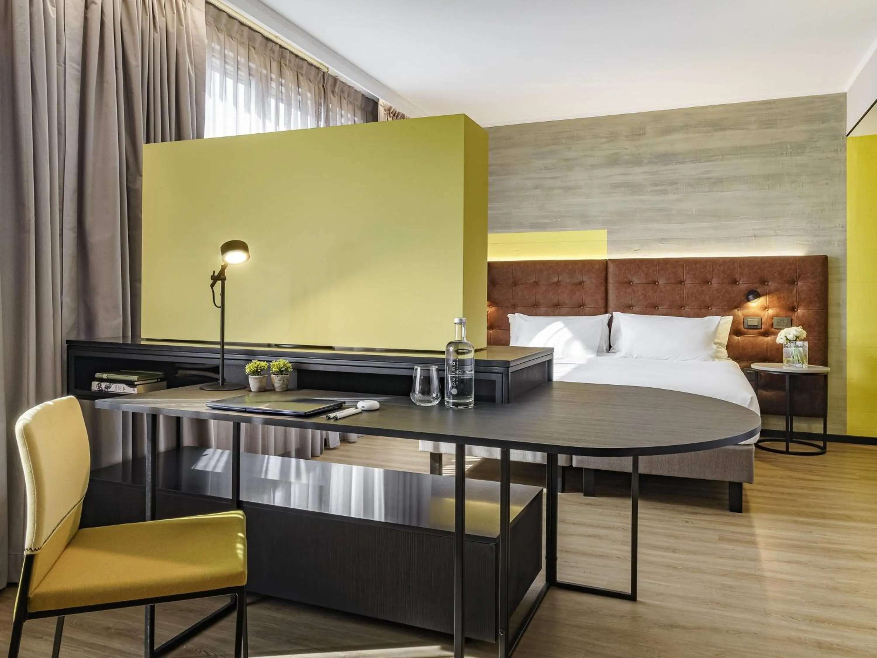 Photo of the whole room, Bed in Pullman Santiago El Bosque