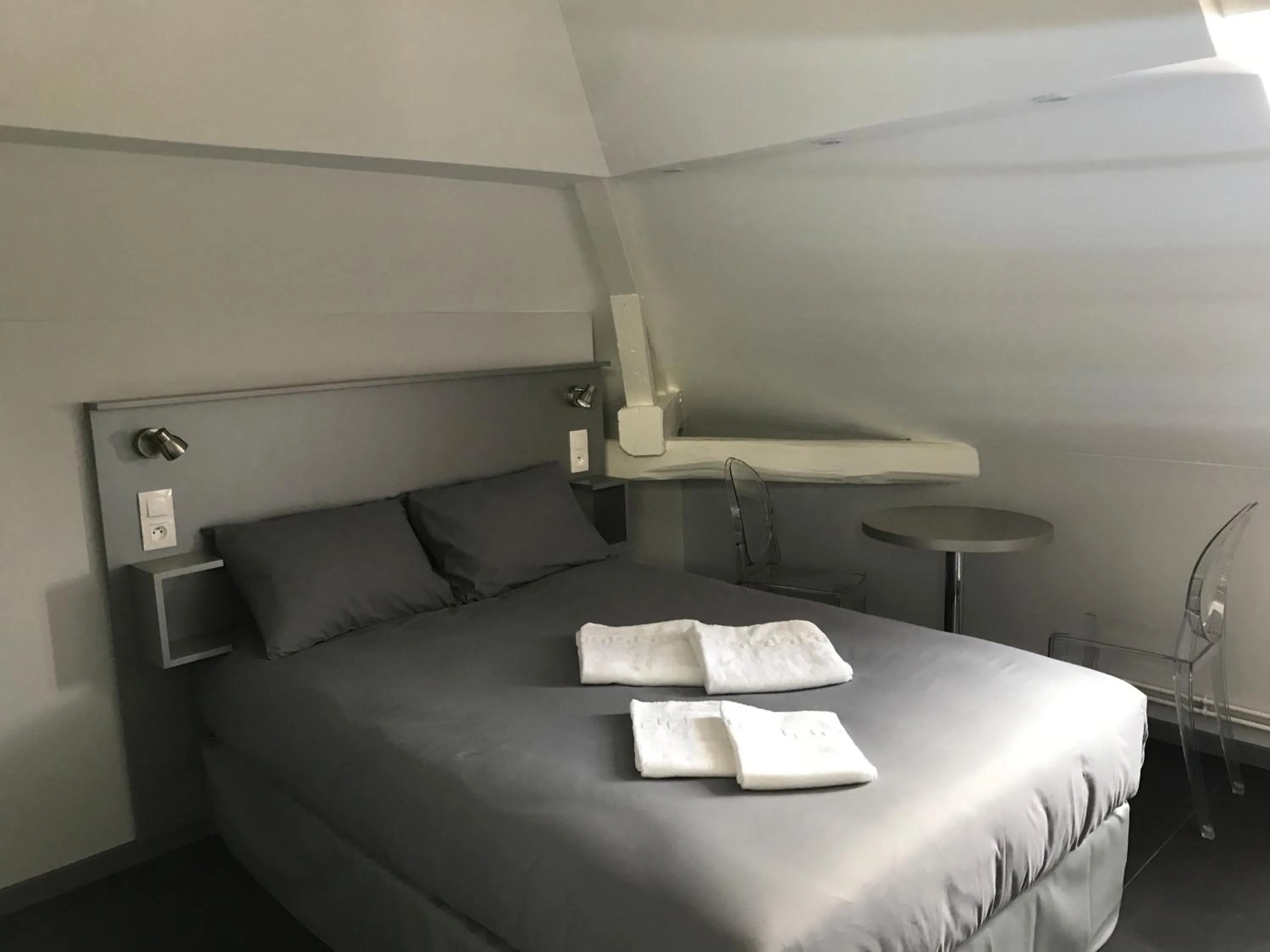 Bed in SmartAppart Troyes