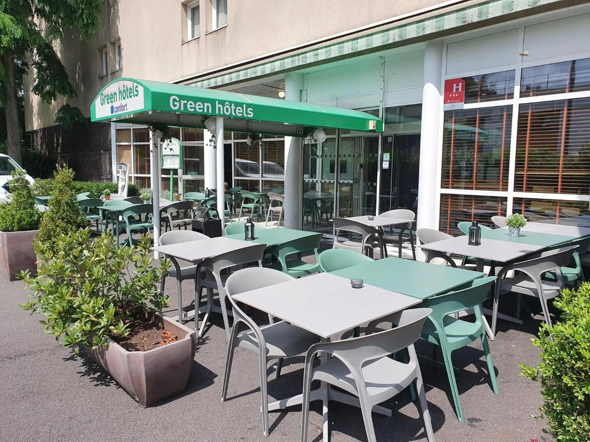 Patio, Restaurant/Places to Eat in Greenhotels Roissy Parc des Expositions