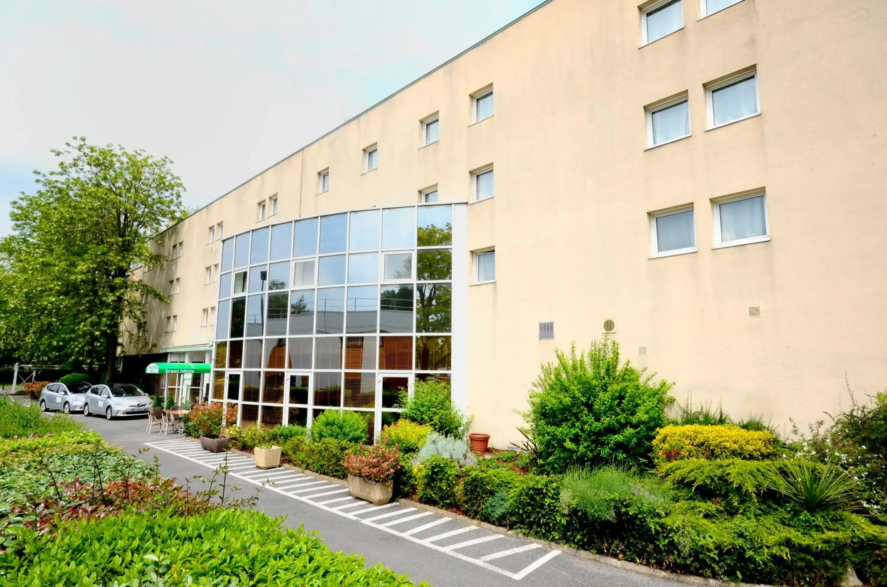 Facade/entrance, Property Building in Greenhotels Roissy Parc des Expositions