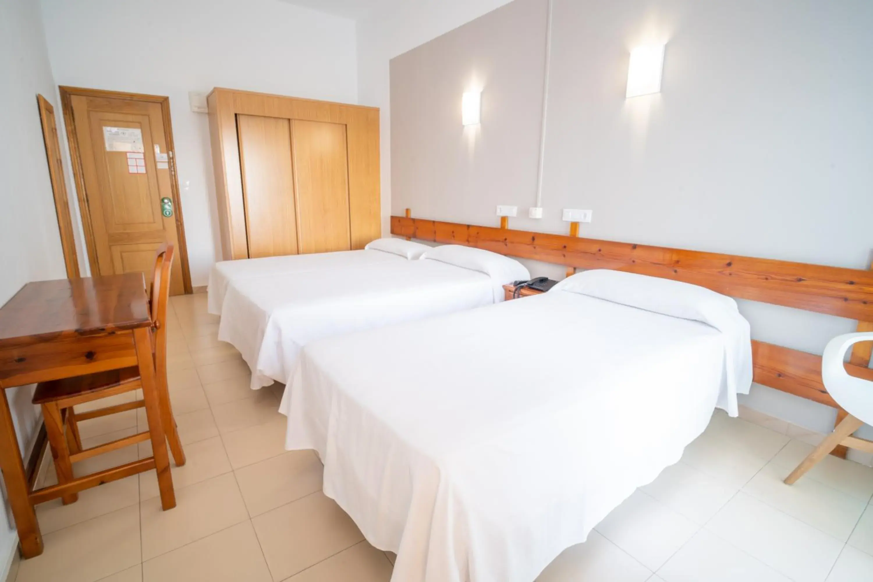 Double Room with Extra Bed in Hotel La Terraza Double Room with Extra Bed in Hotel La Terraza