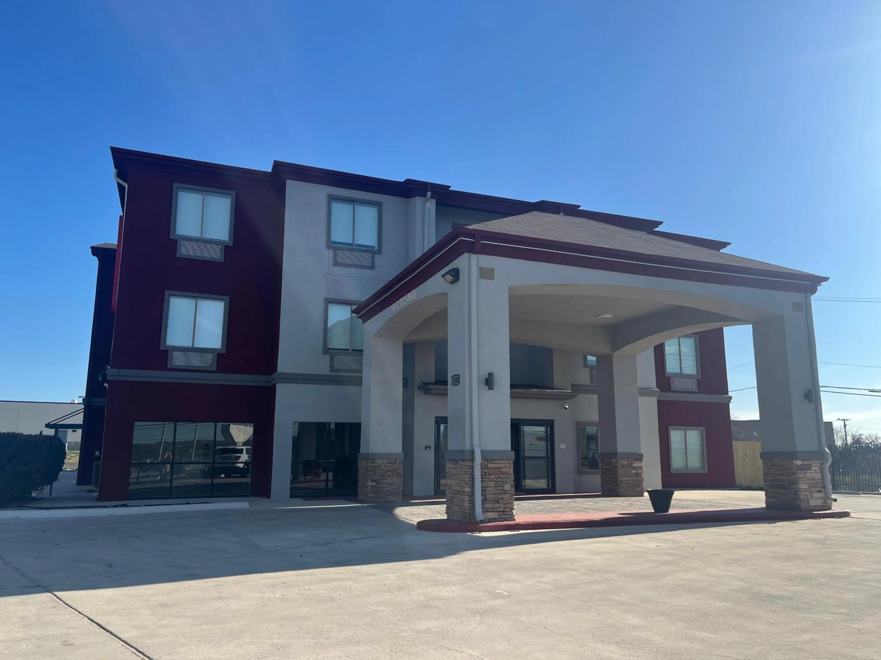 Property building in Red Roof PLUS San Antonio Northeast