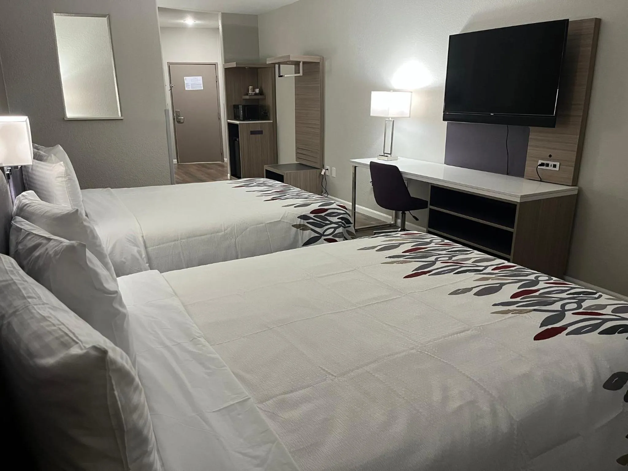 Photo of the whole room, Bed in Quality Suites North IH 35