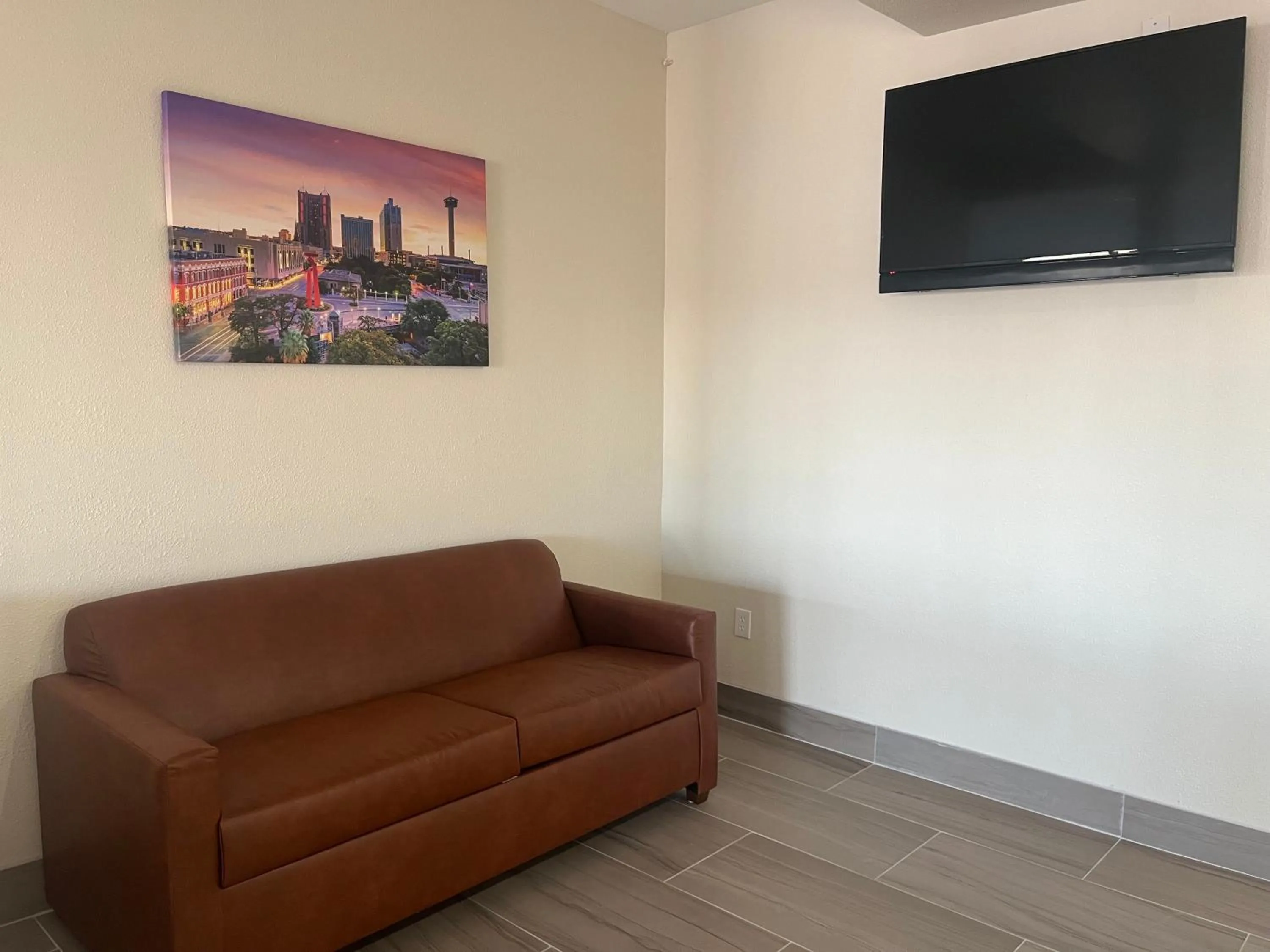 Lobby or reception, TV/Entertainment Center in Quality Suites North IH 35