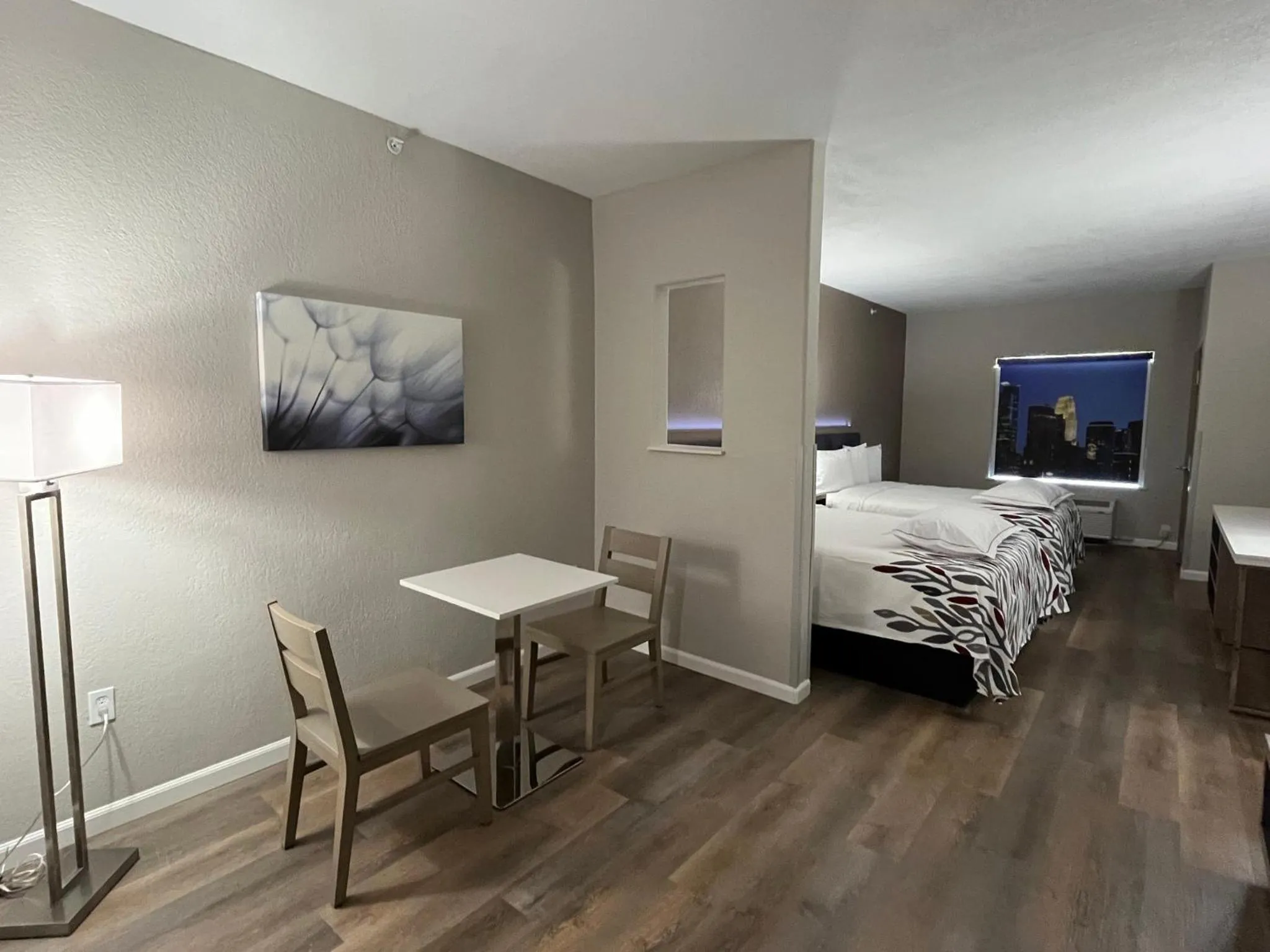Photo of the whole room, Bed in Quality Suites North IH 35