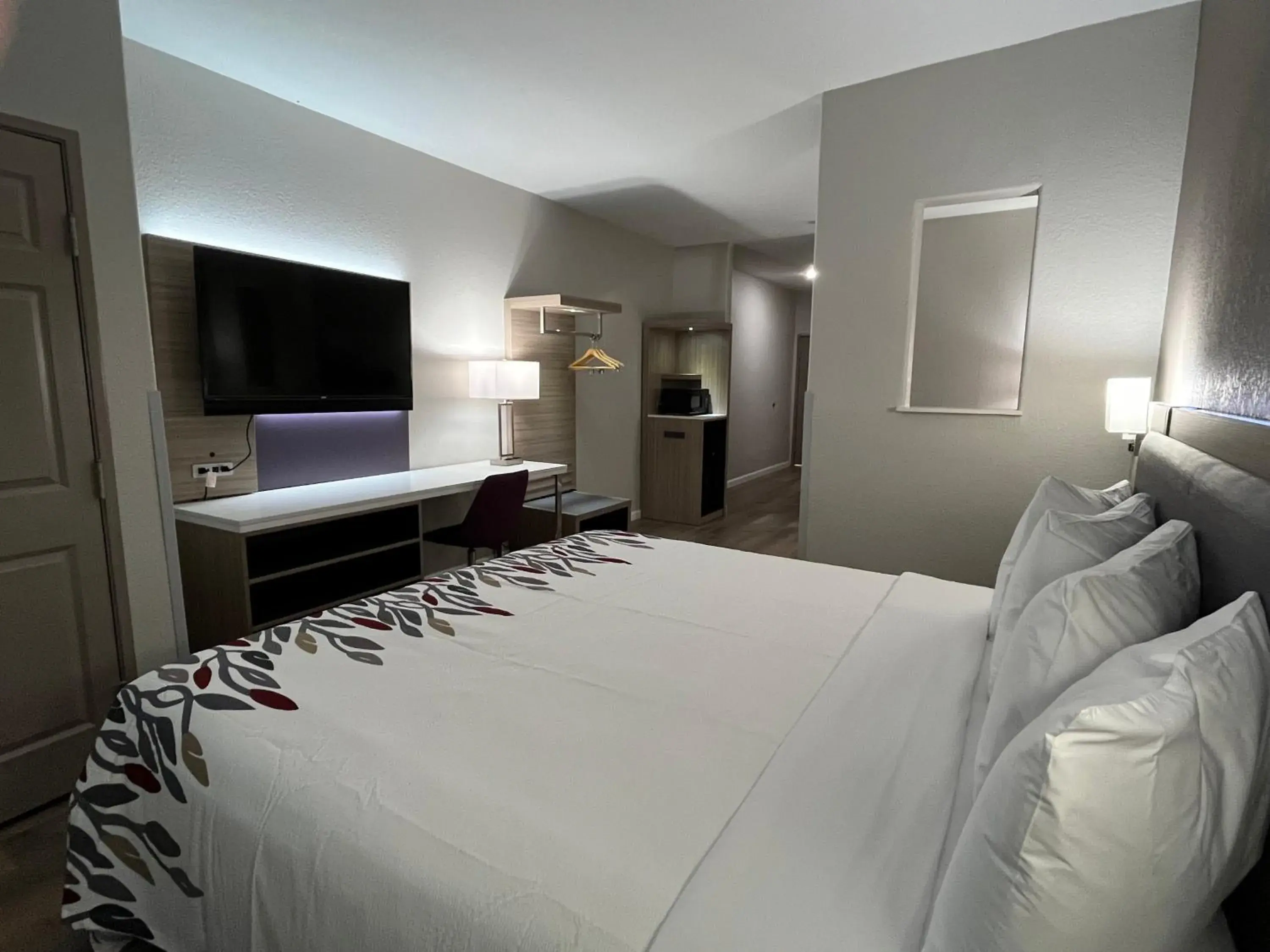 Superior King Room Smoke Free in Quality Suites North IH 35 Superior King Room Smoke Free in Quality Suites North IH 35