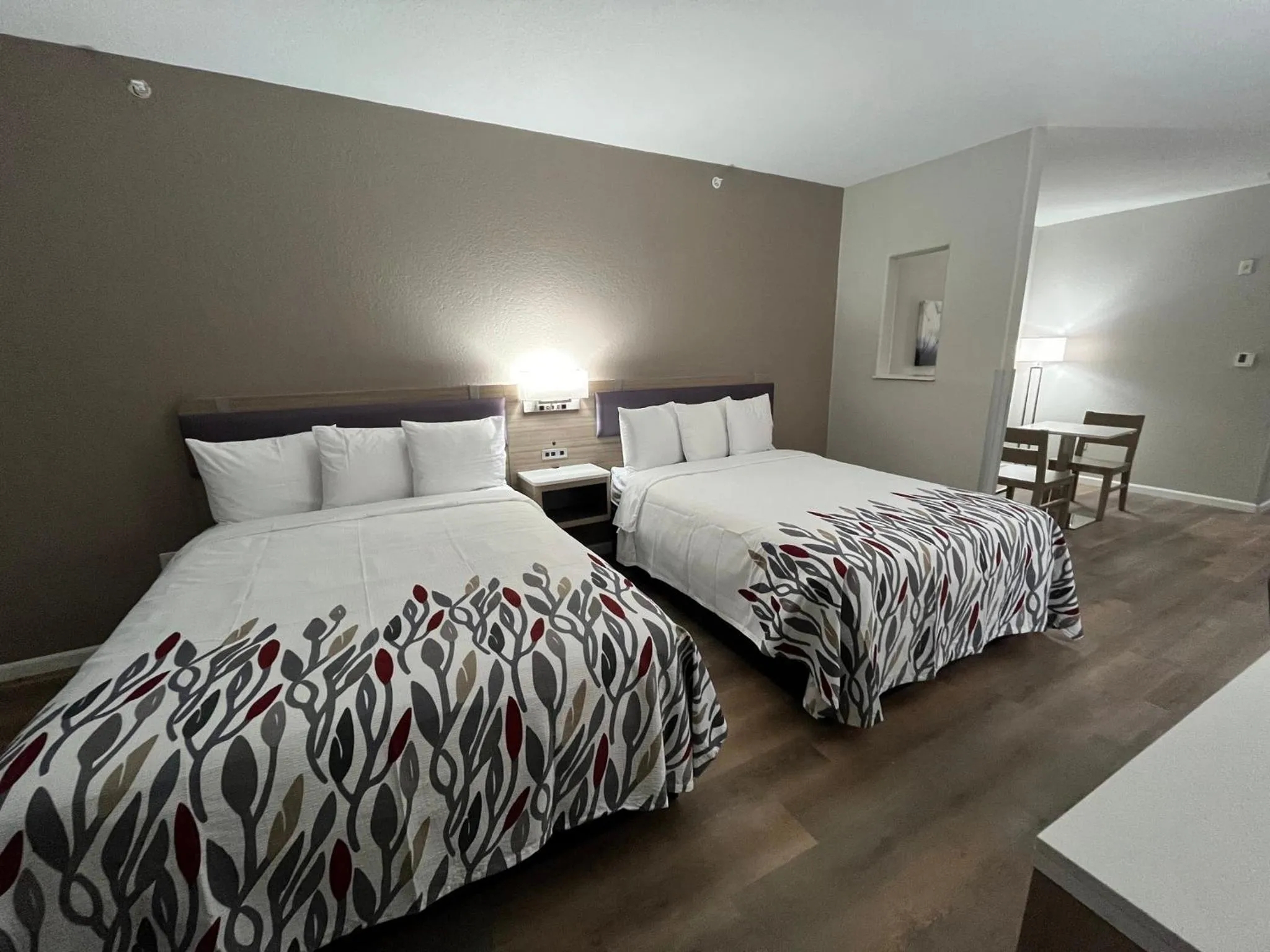 Photo of the whole room, Bed in Quality Suites North IH 35