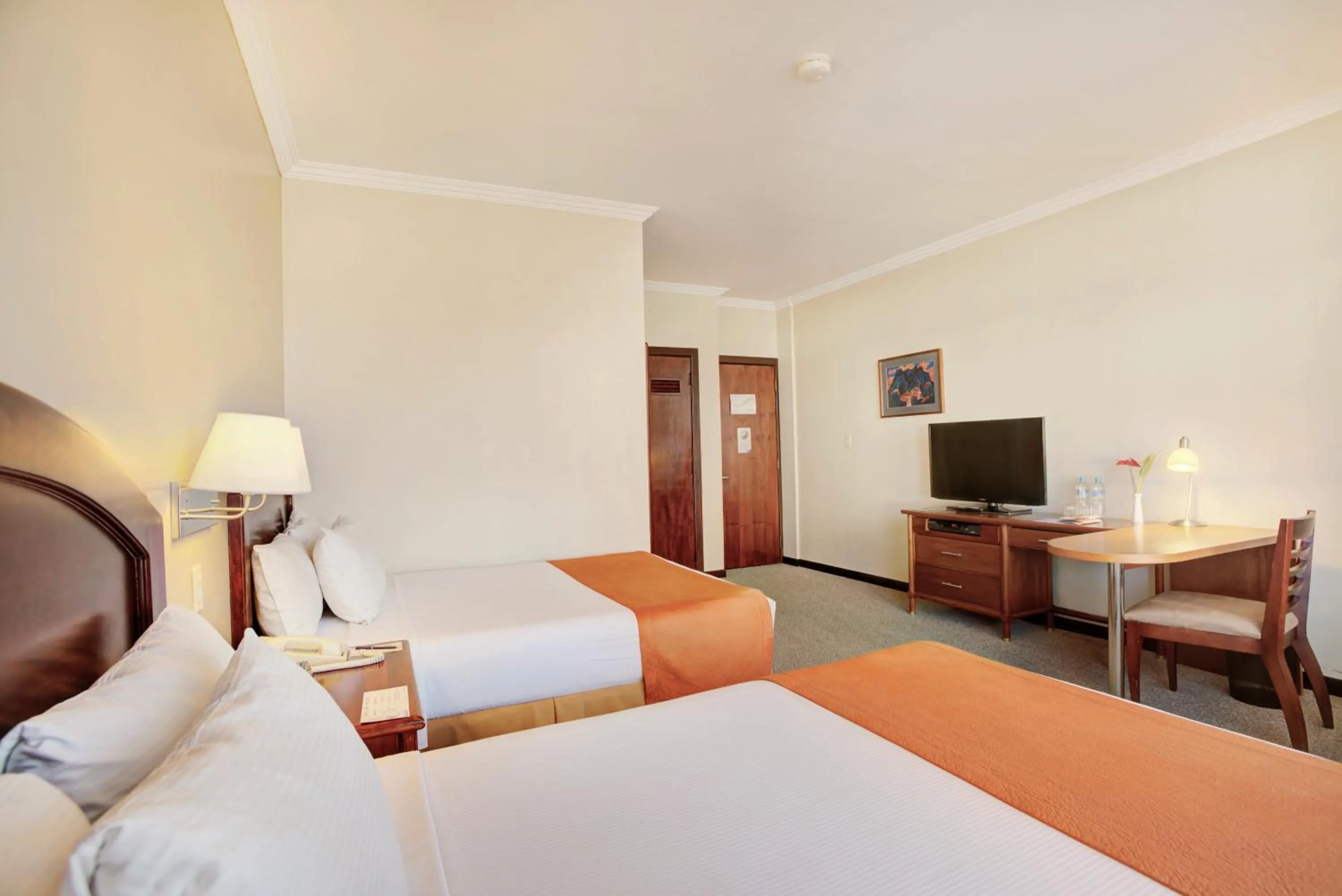 Photo of the whole room, Bed in Hotel Quito