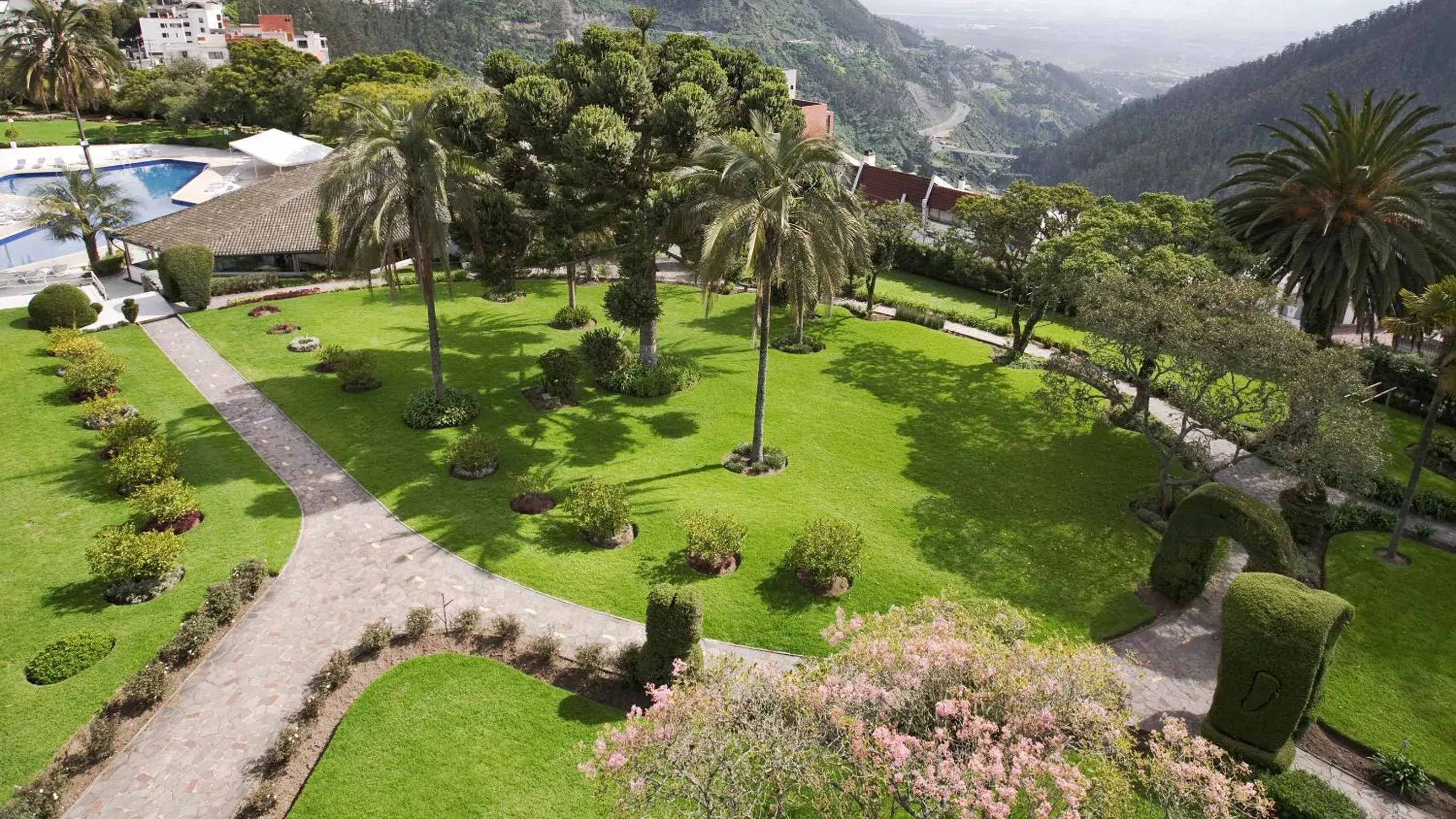 Facade/entrance in Hotel Quito Facade/entrance in Hotel Quito
