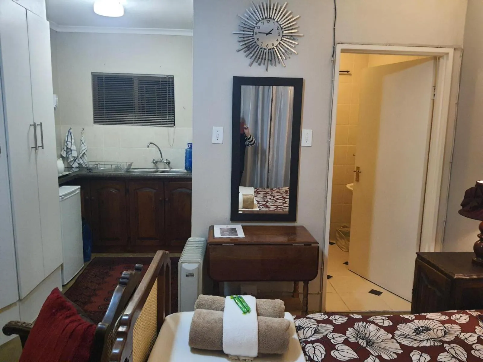 Photo of the whole room in Gemsbok Cottage