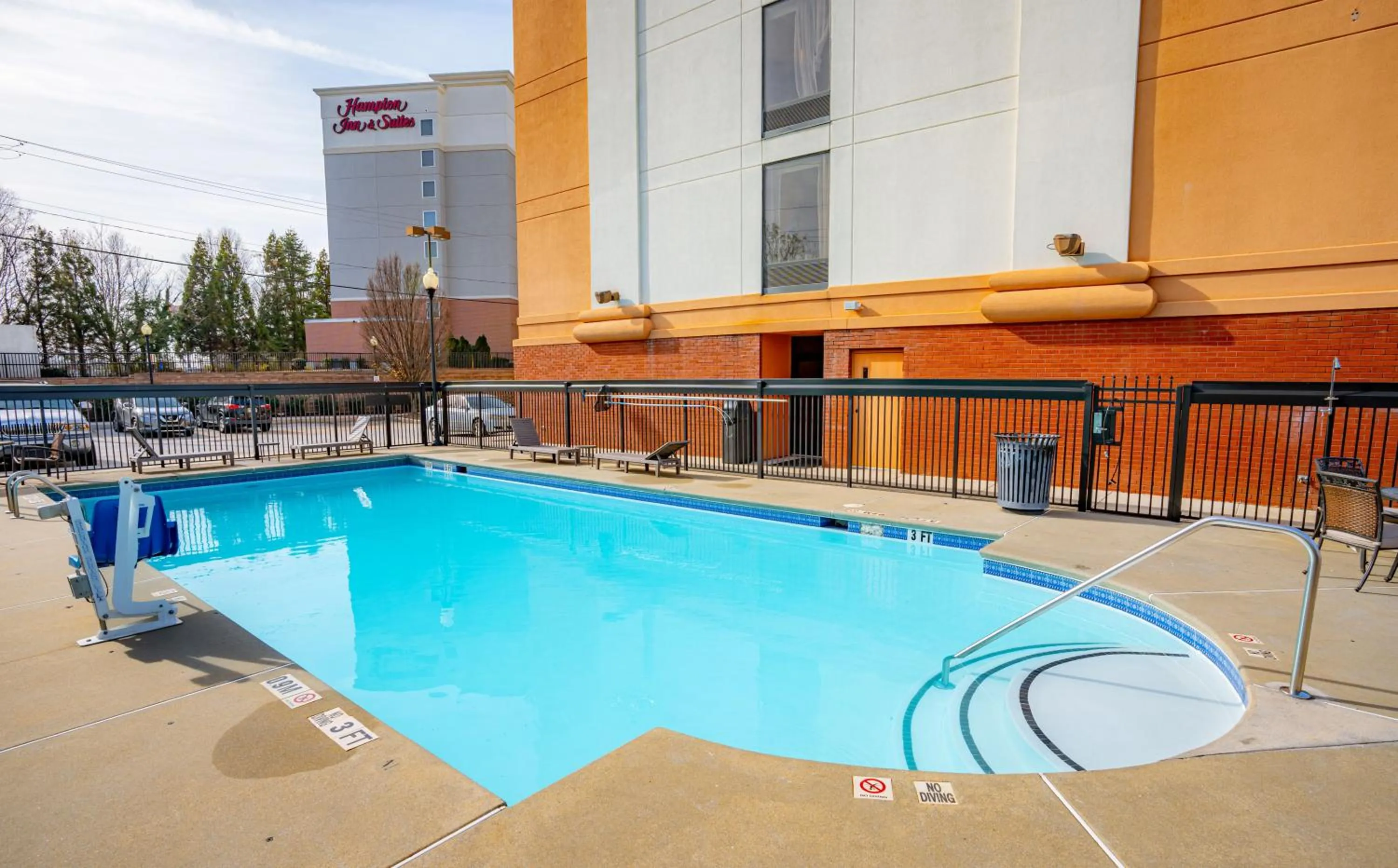 Swimming pool in Hyatt Place Atlanta Airport North