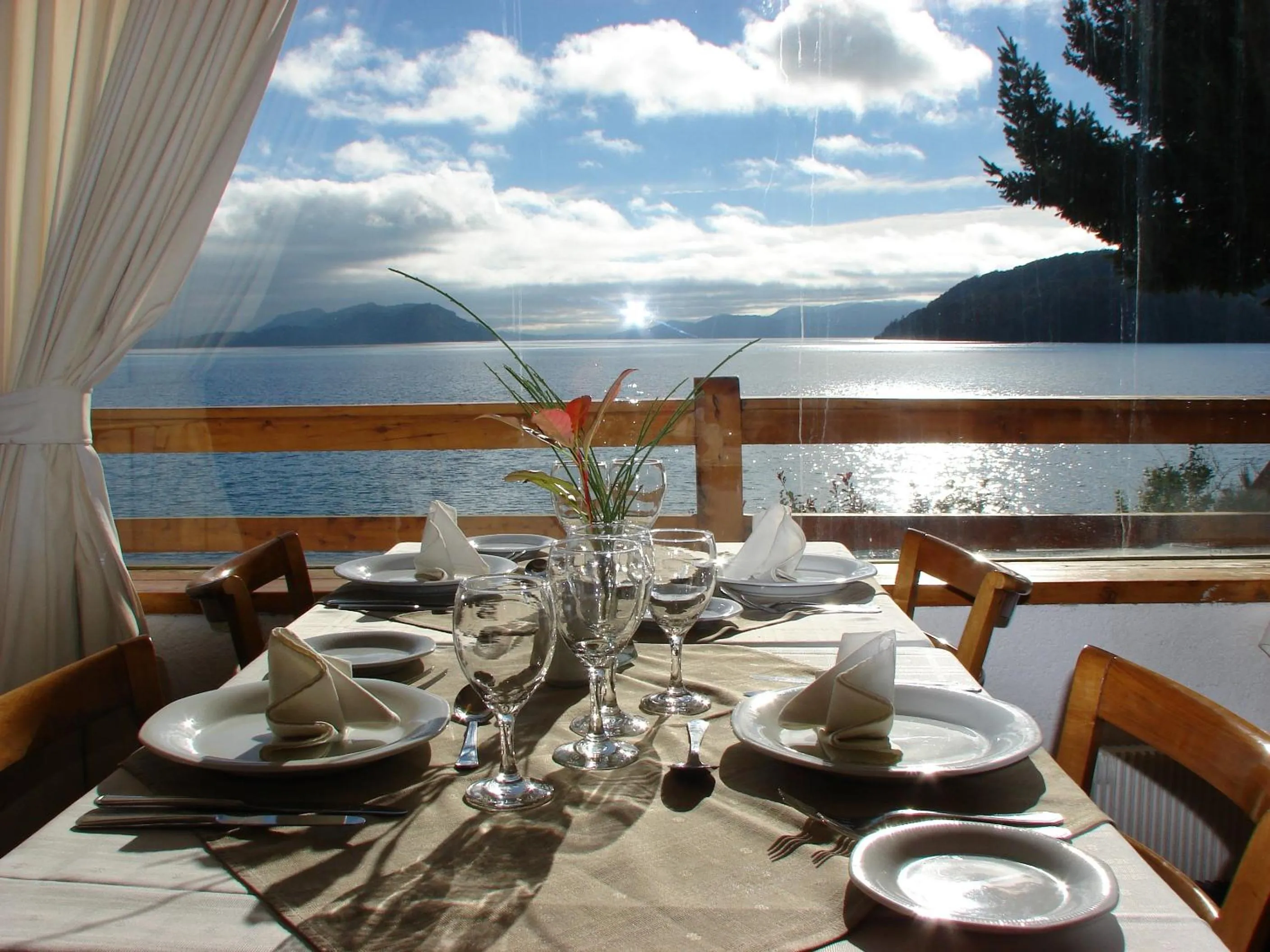 Restaurant/places to eat in Apart Del Lago