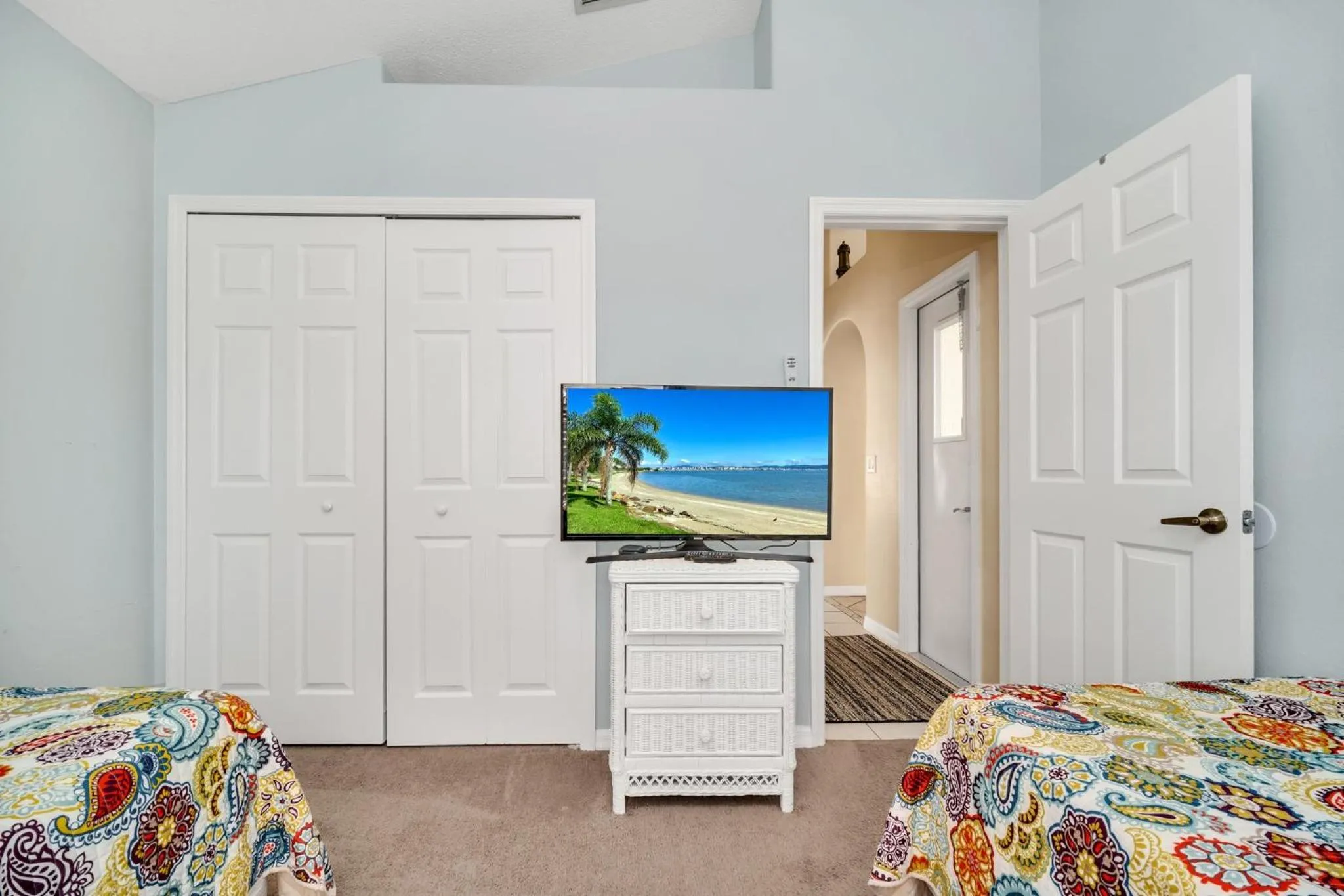 Bed in Indian Creek 3.5 miles from Disney