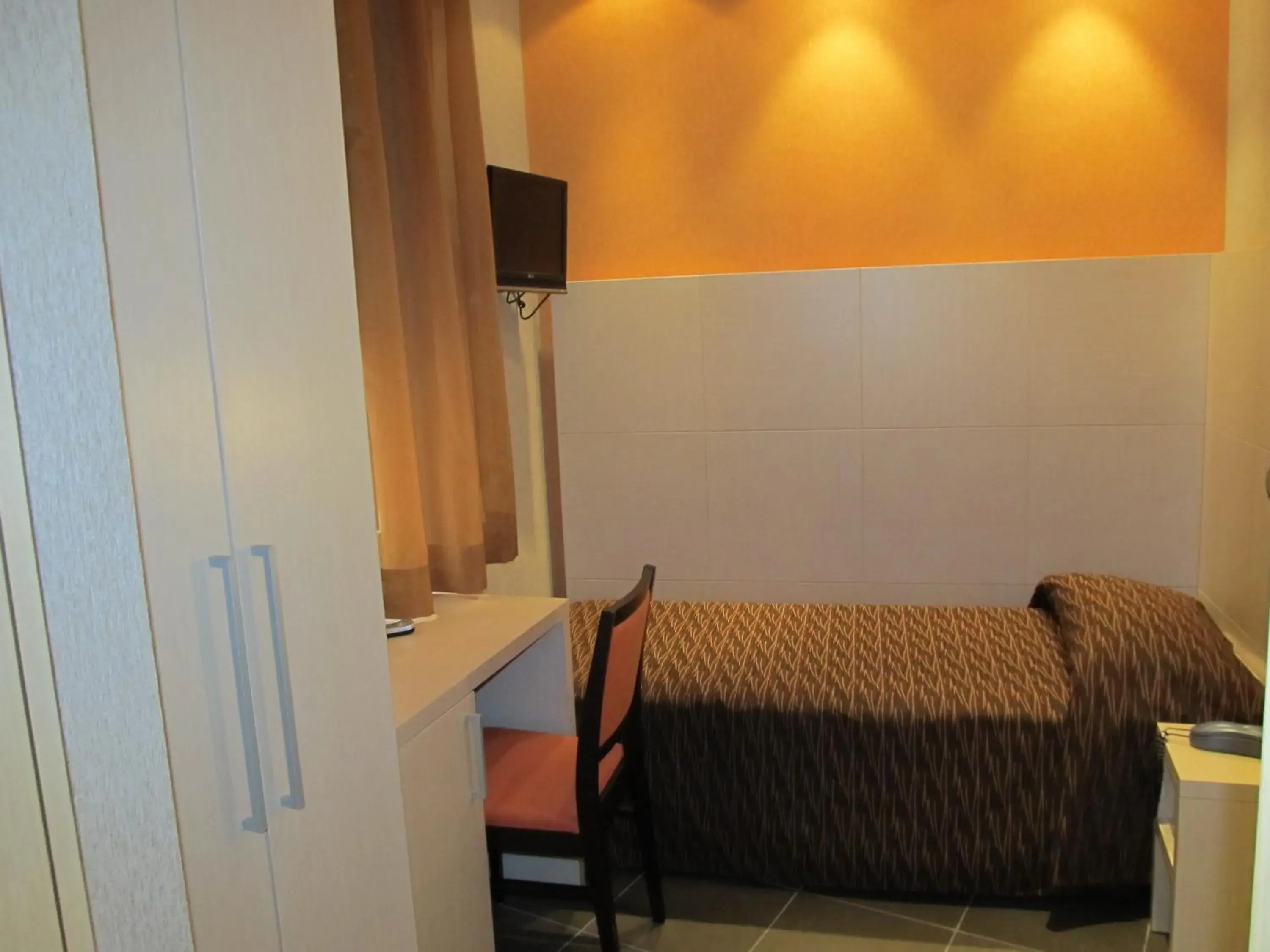 Economy Single Room in Hotel Cavour Economy Single Room in Hotel Cavour