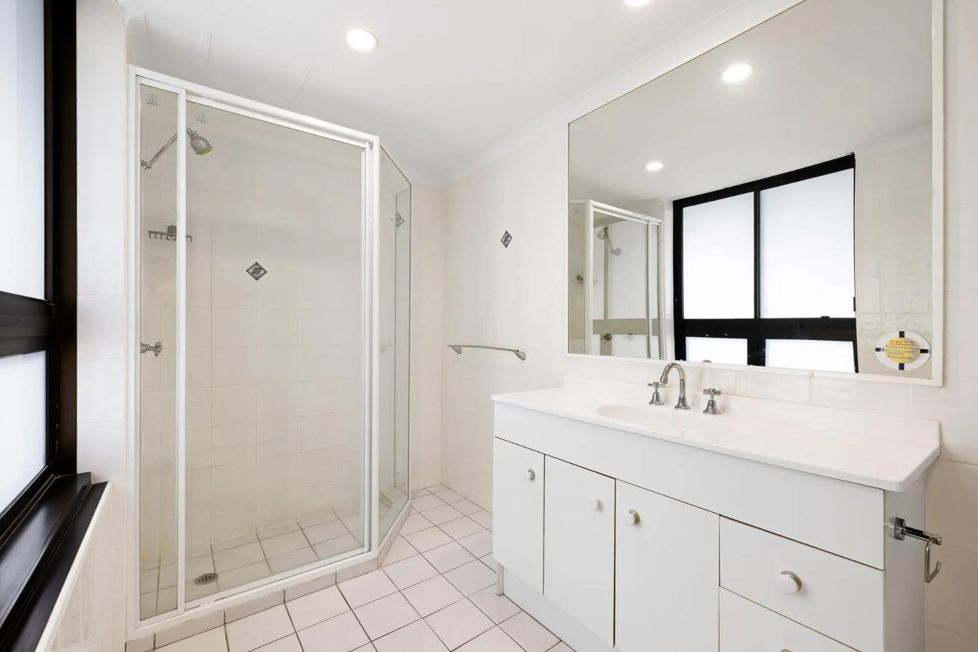 Shower in South Pacific Plaza - Official