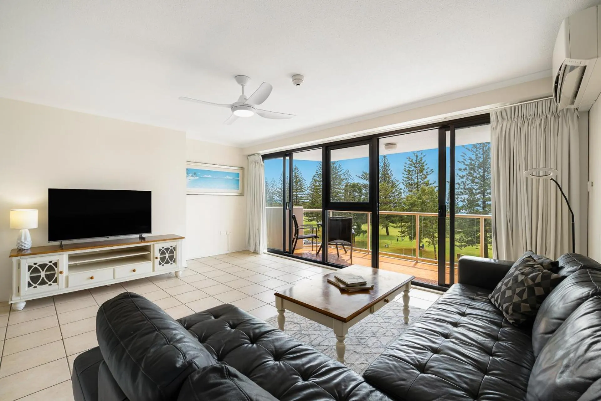 Communal lounge/ TV room in South Pacific Plaza - Official