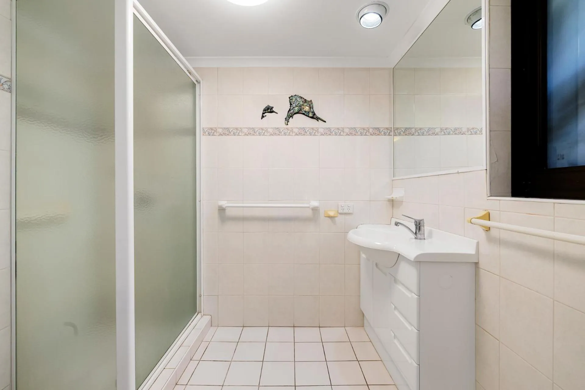 Bathroom in South Pacific Plaza - Official