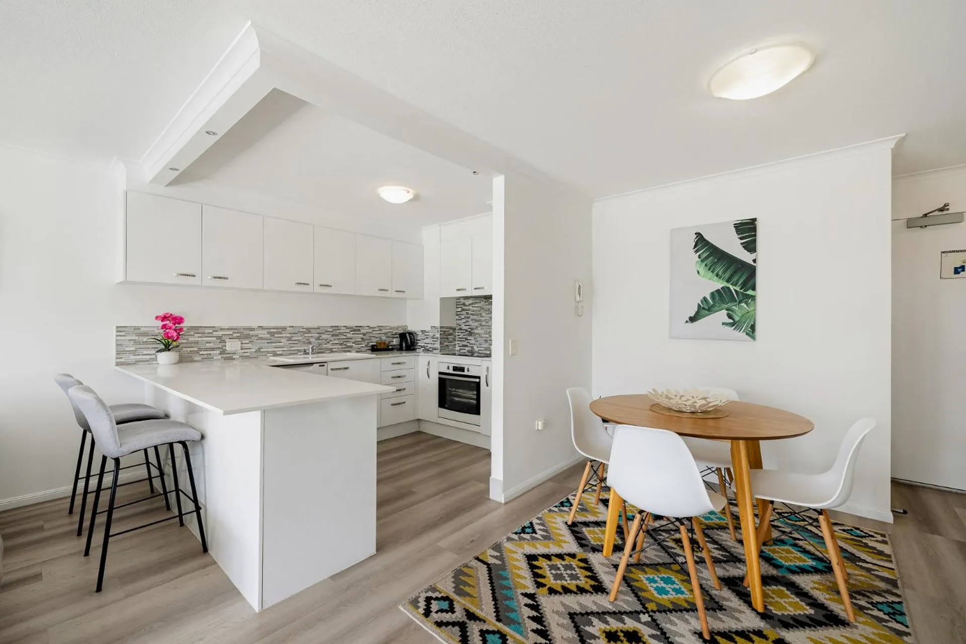 Kitchen or kitchenette in South Pacific Plaza - Official