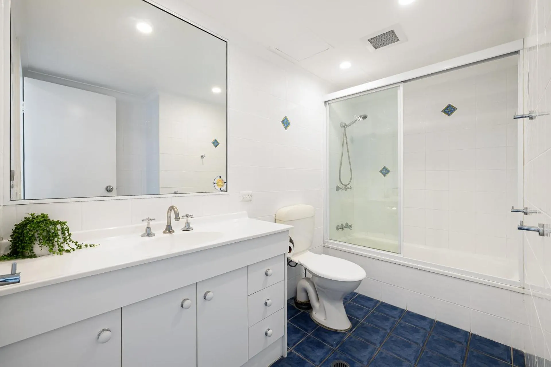 Shower in South Pacific Plaza - Official