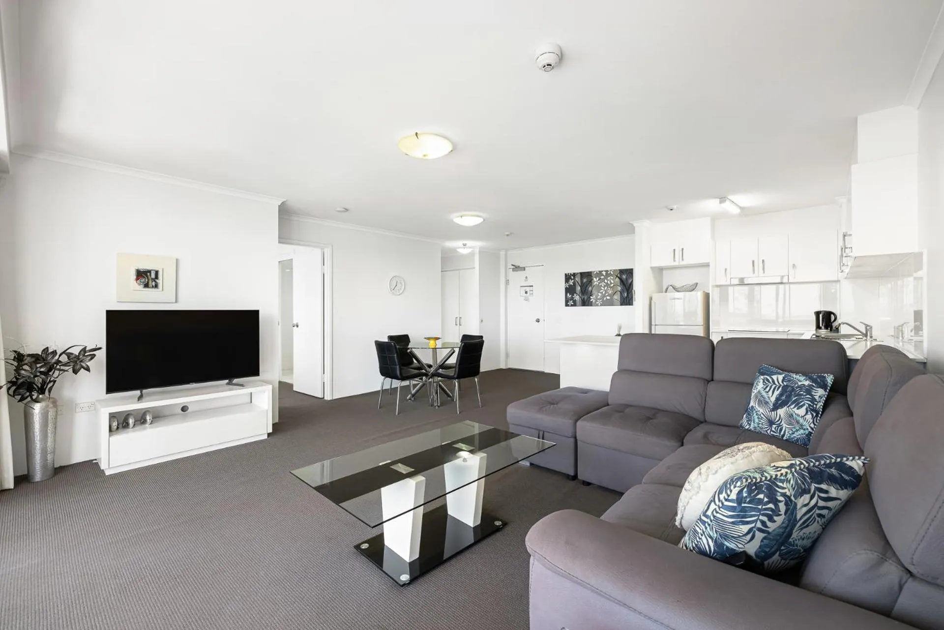 Communal lounge/ TV room in South Pacific Plaza - Official