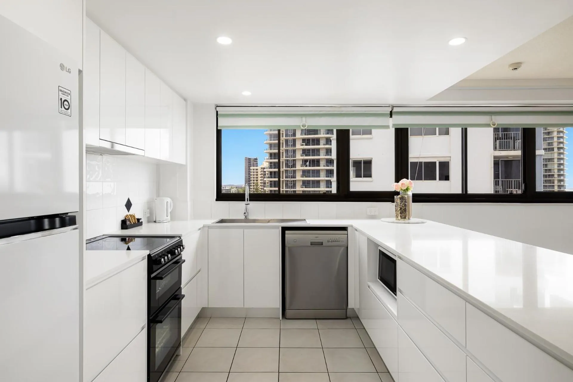 Kitchen or kitchenette in South Pacific Plaza - Official