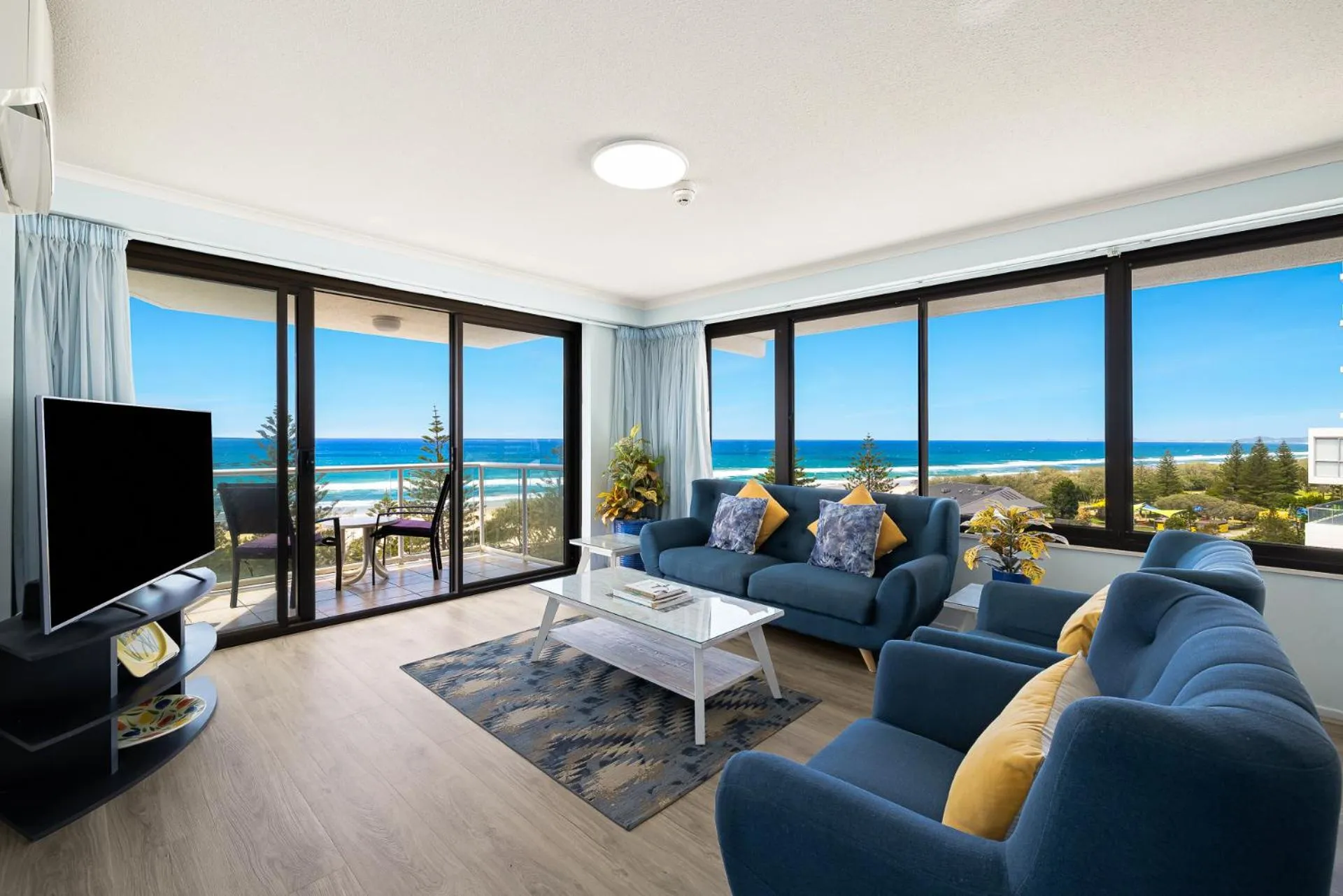 Communal lounge/ TV room in South Pacific Plaza - Official