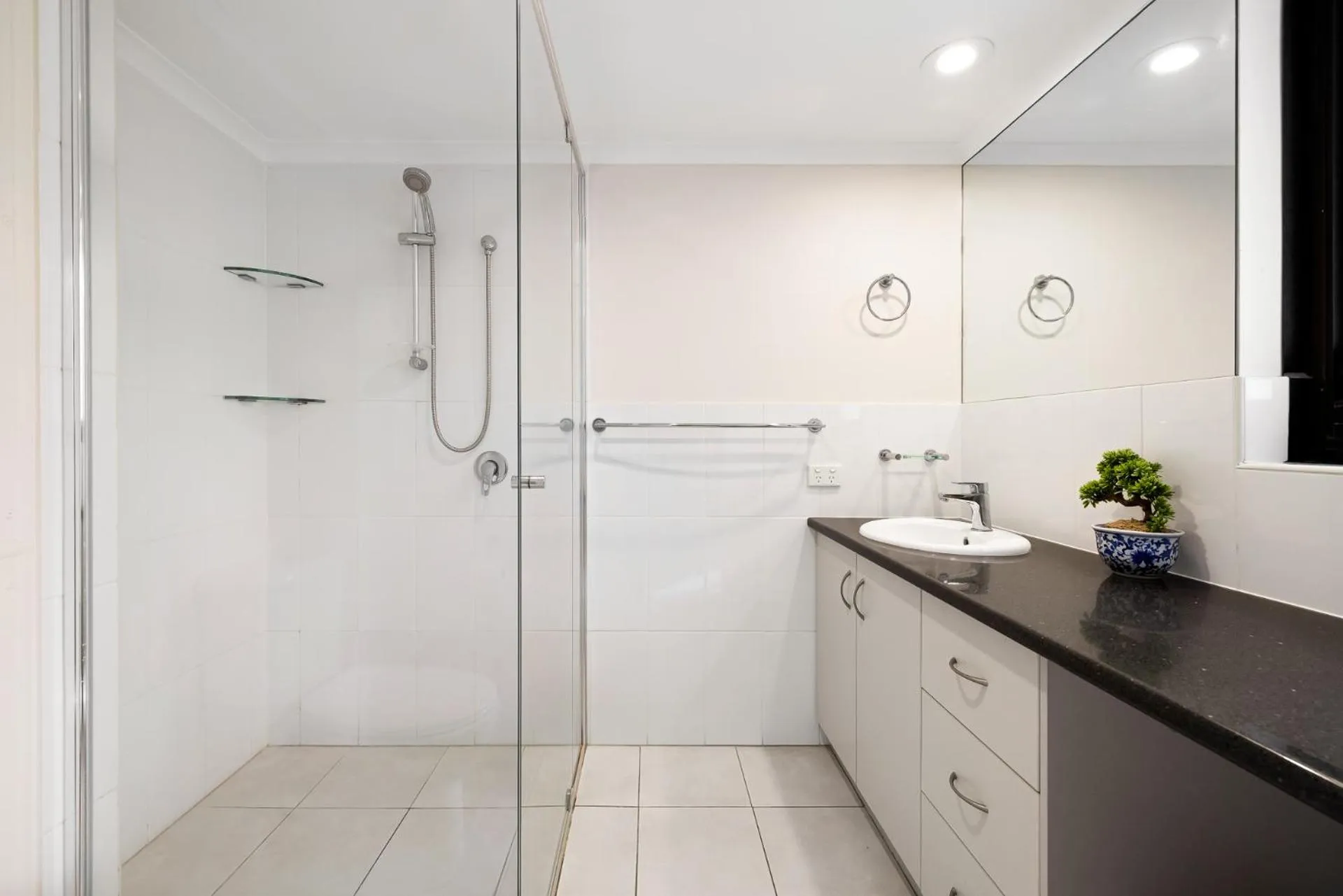 Shower in South Pacific Plaza - Official