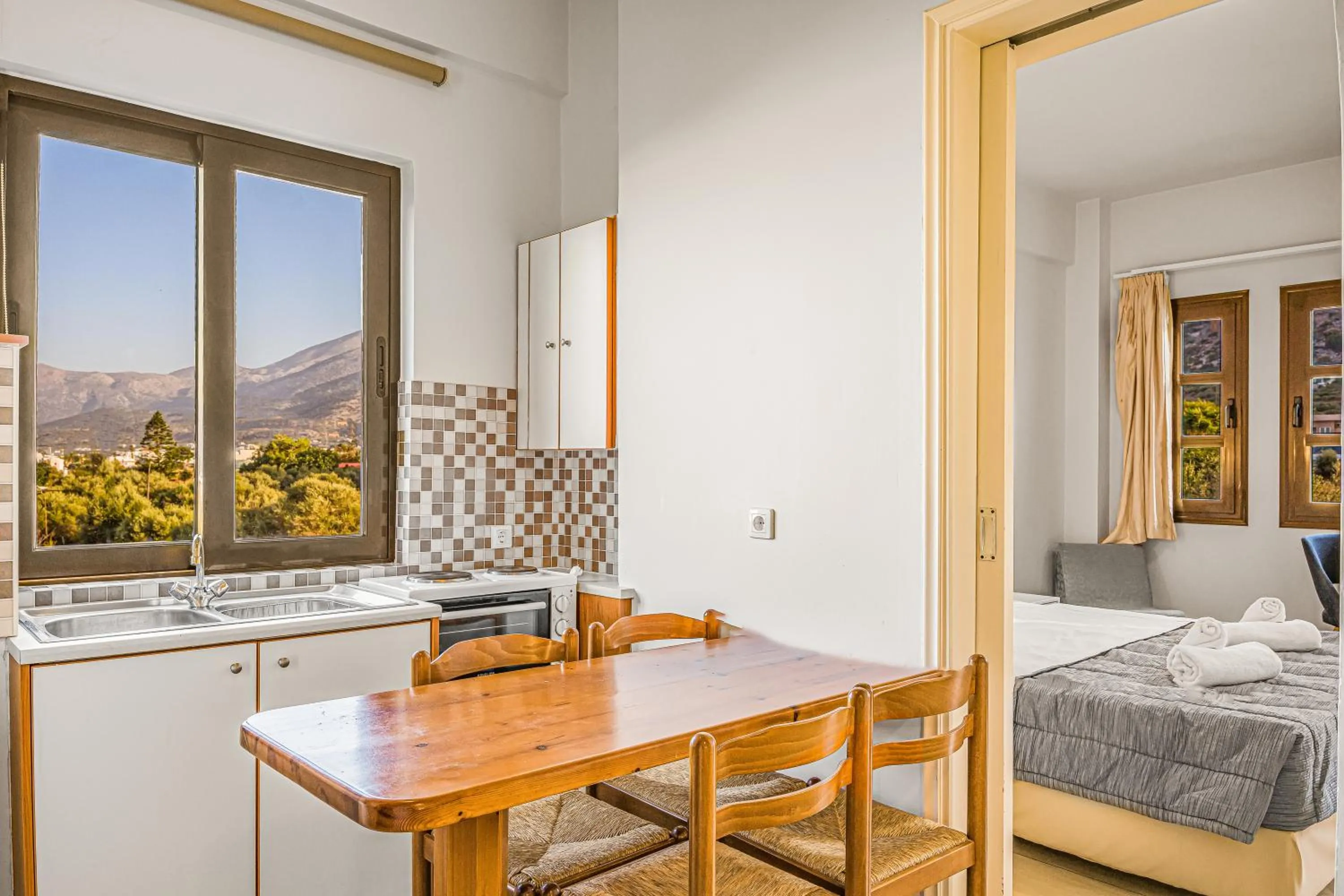 Dining area, Bed in Paradise Hotel-Apartments