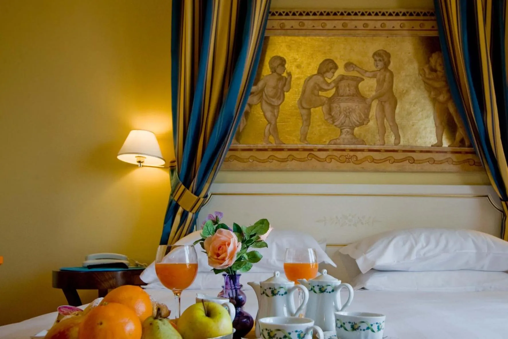 Food, Bed in Hotel Ferrari