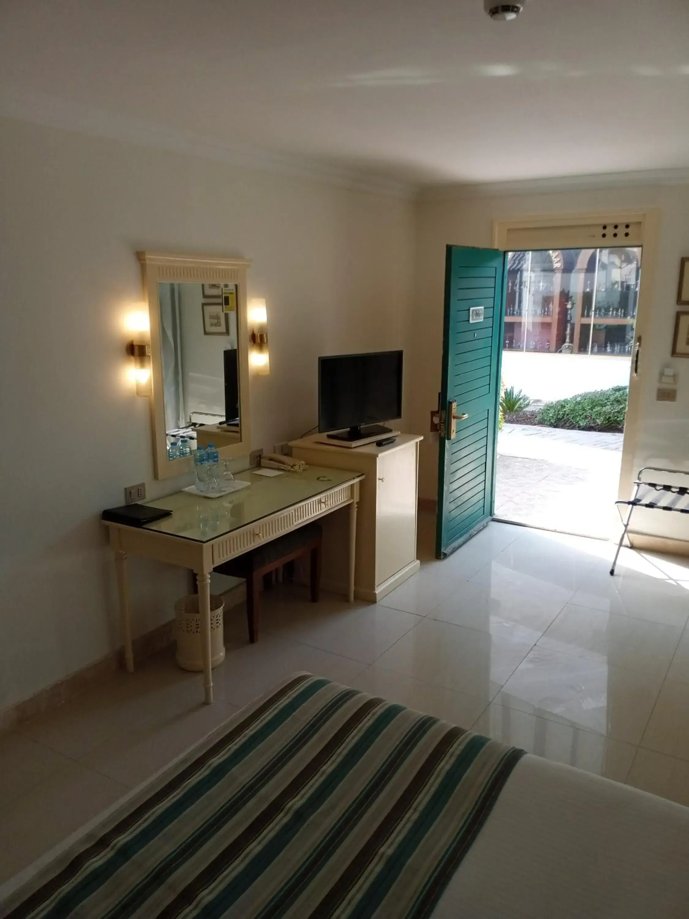 TV and multimedia, Bed in Cairo Pyramids Hotel TV and multimedia, Bed in Cairo Pyramids Hotel