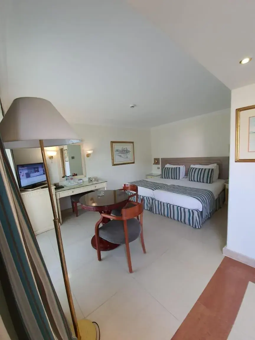 Photo of the whole room, Bed in Cairo Pyramids Hotel Photo of the whole room, Bed in Cairo Pyramids Hotel