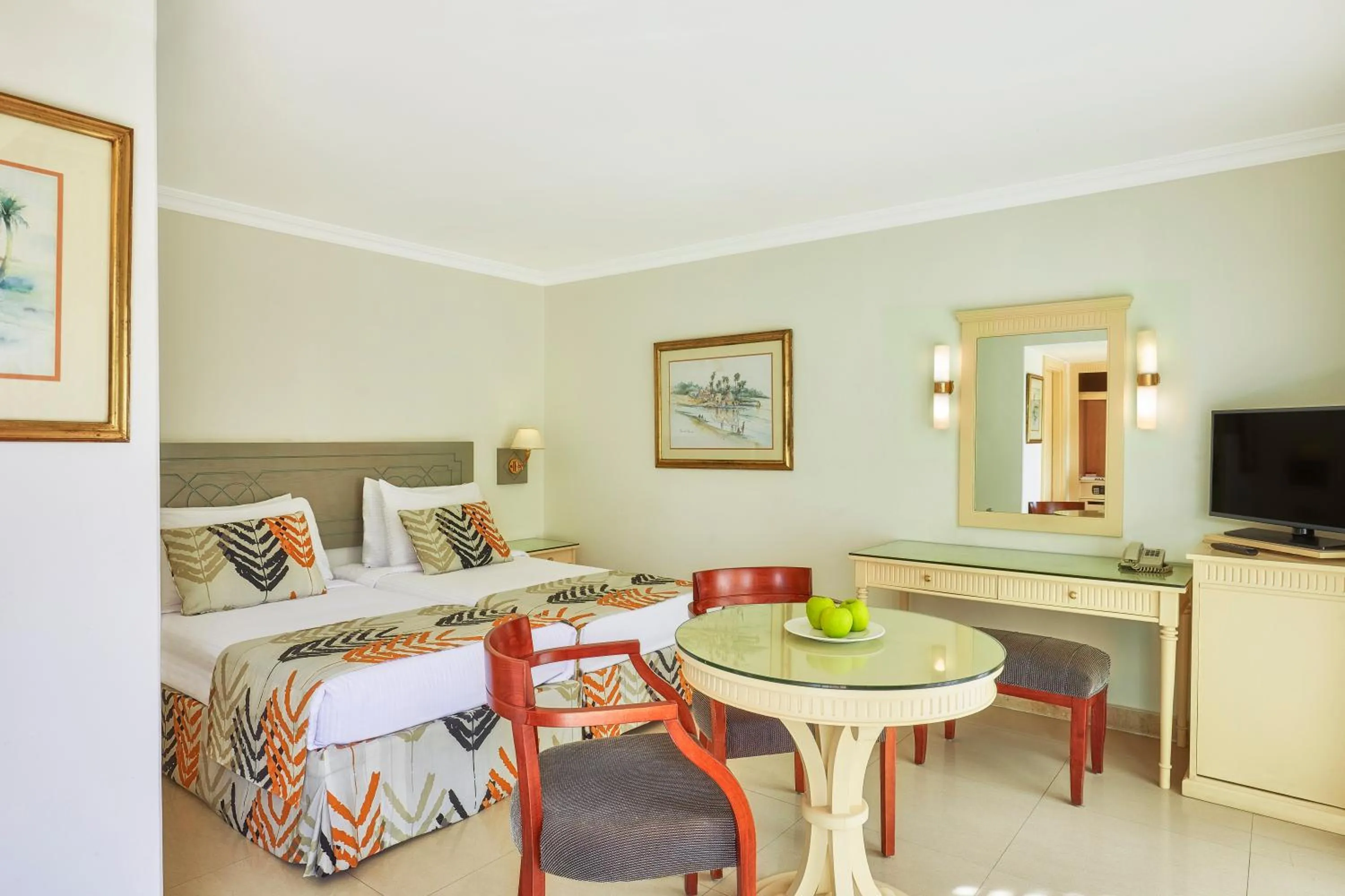 Bedroom, Bed in Cairo Pyramids Hotel