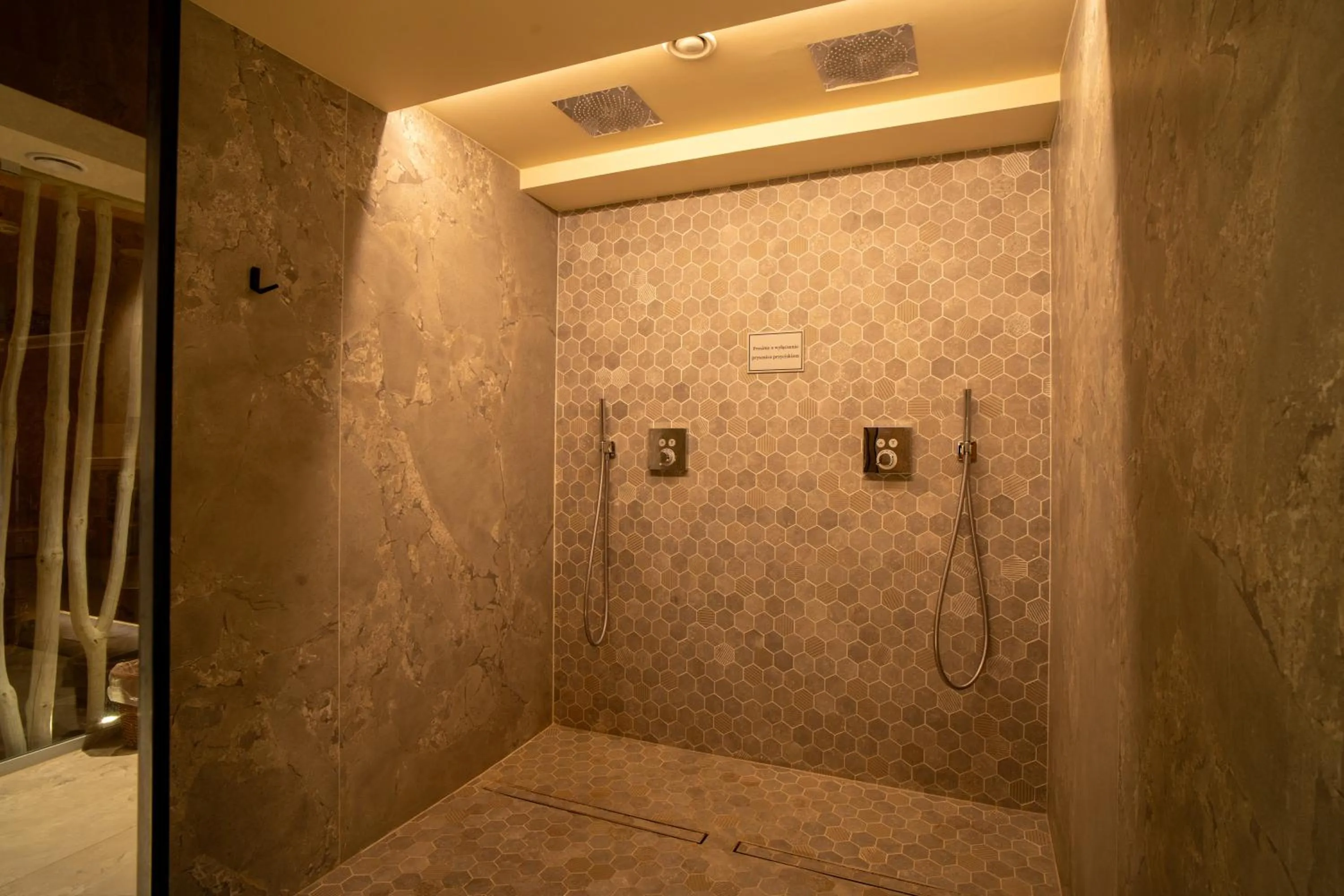 Shower in Hotel Głęboczek Vine Resort& Spa