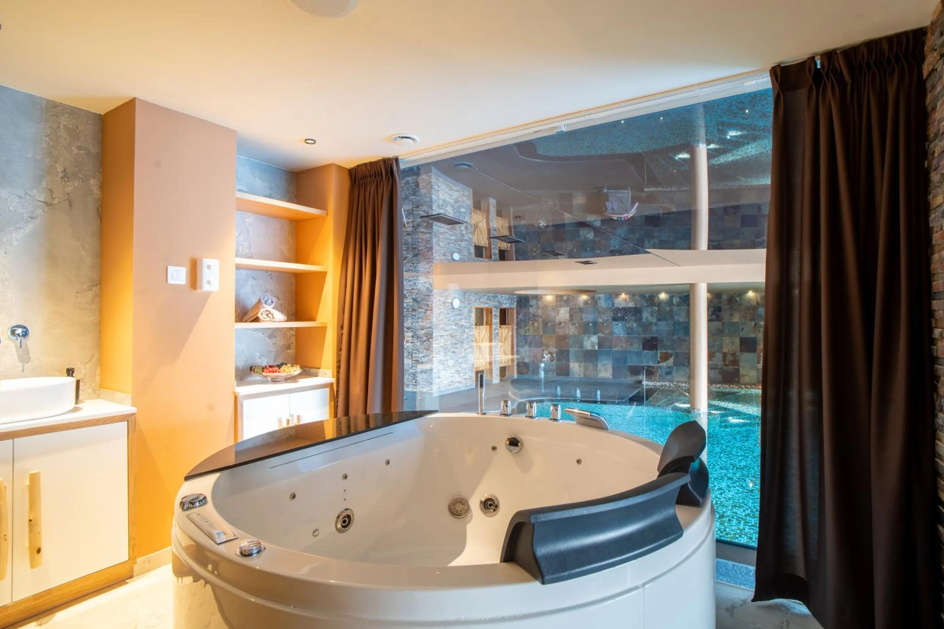 Hot Tub in Hotel Głęboczek Vine Resort& Spa