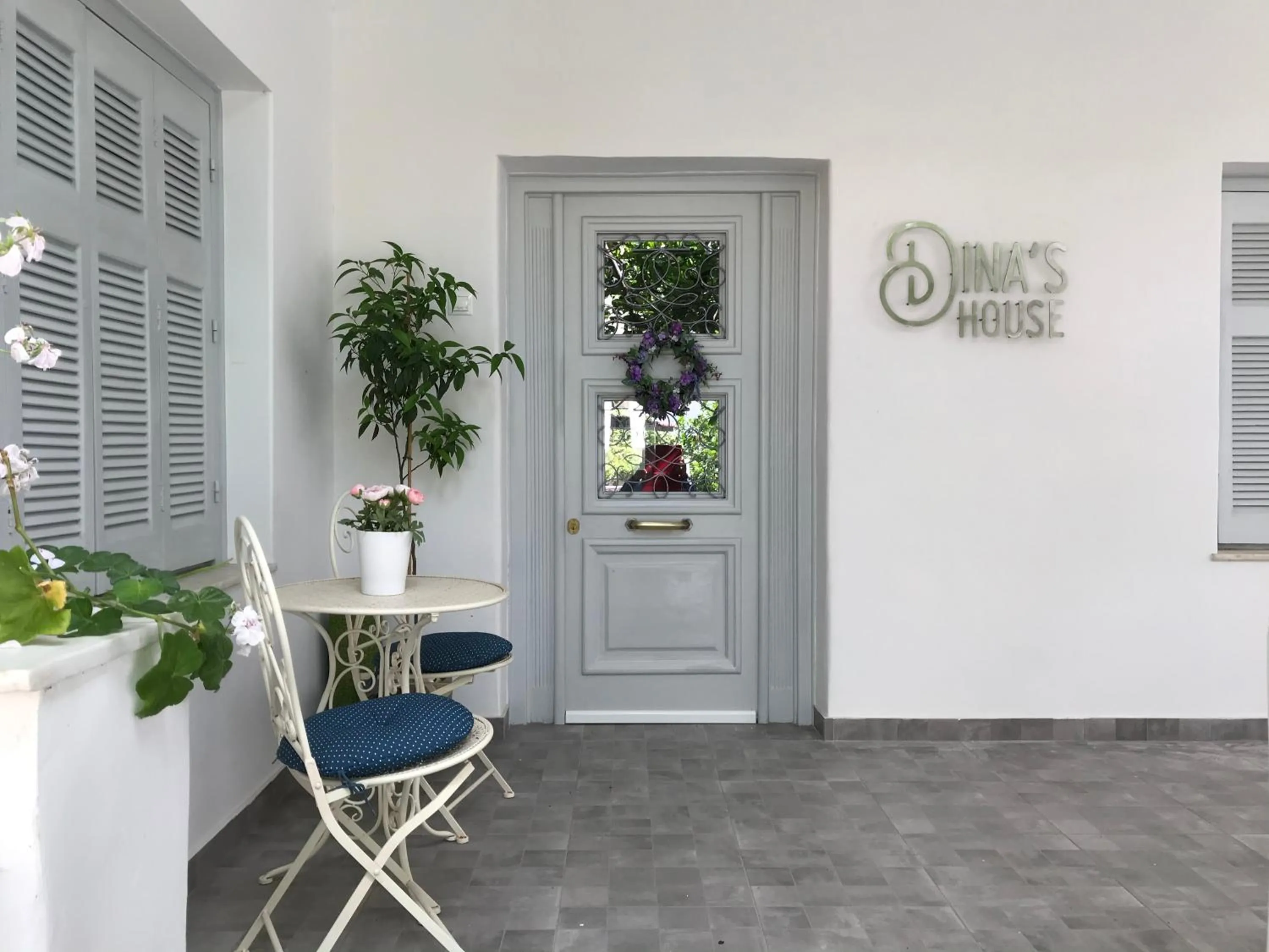 Facade/entrance in Dina's House