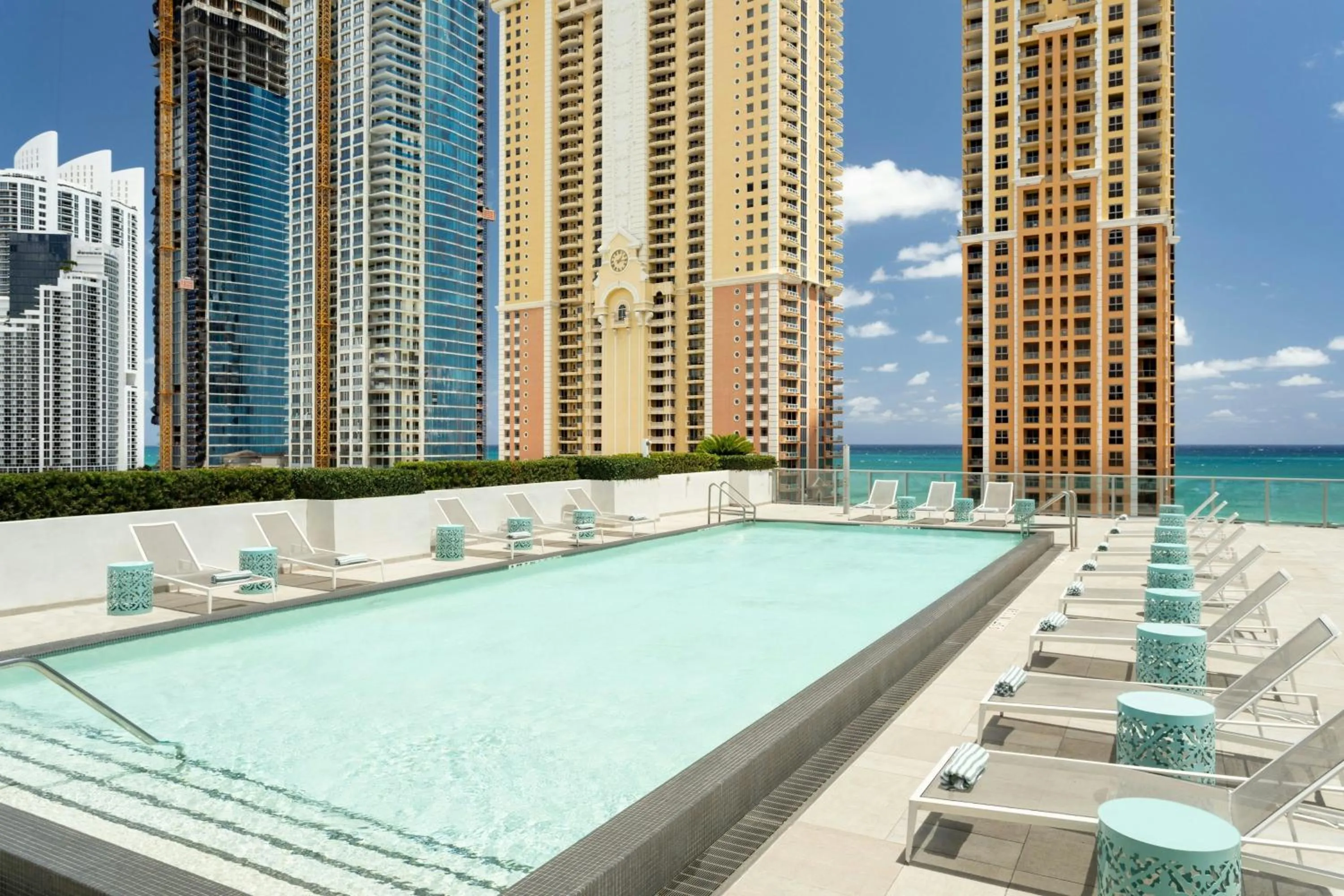 Swimming pool in Residence Inn Miami Sunny Isles Beach